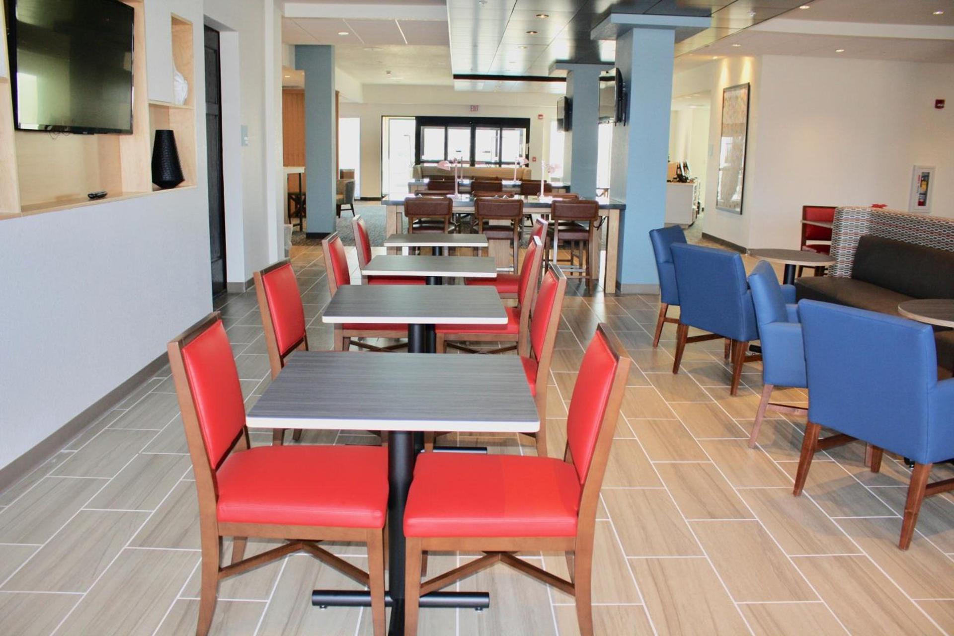 Holiday Inn Express & Suites - Kirksville - University Area by IHG photo 8