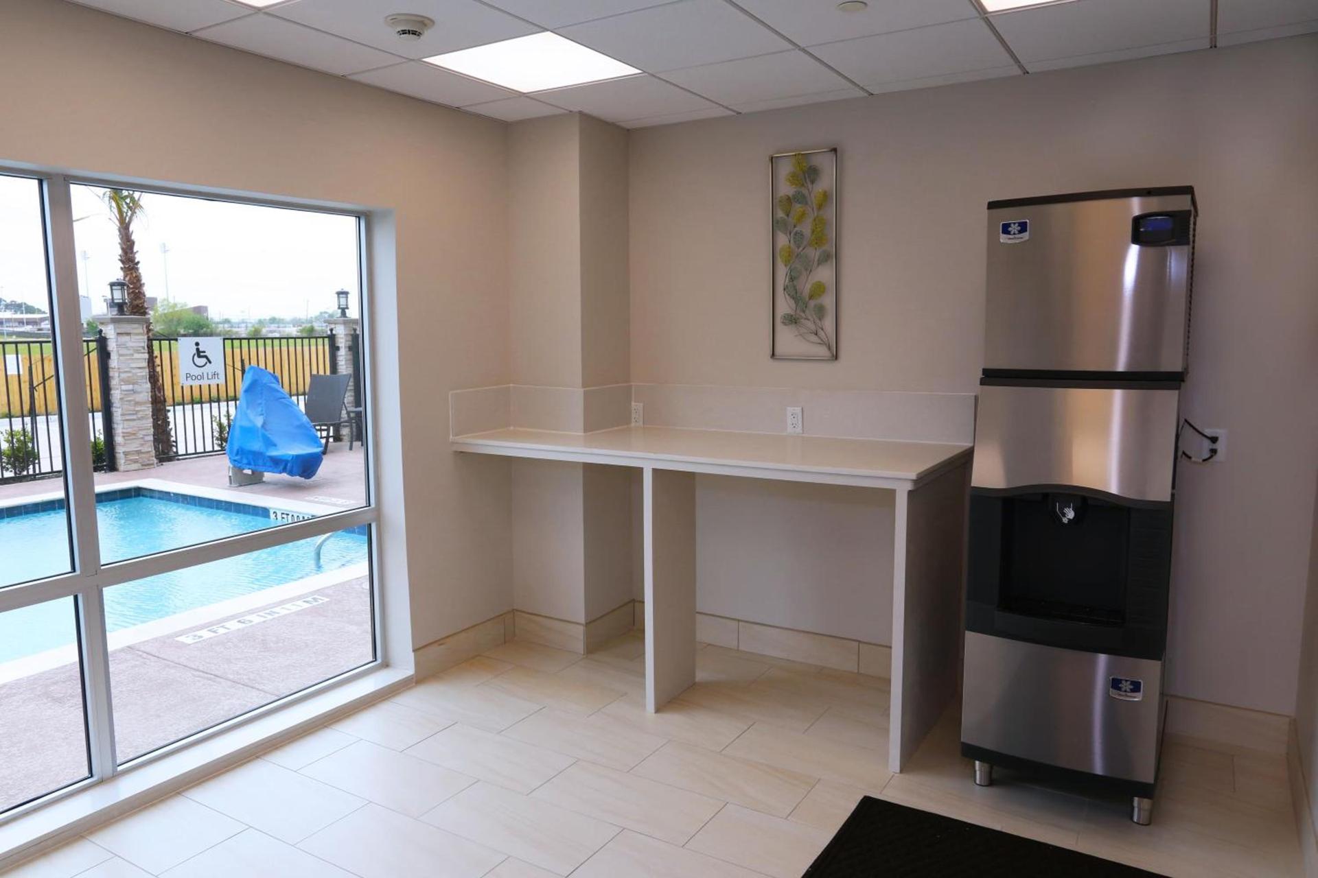 Holiday Inn Express & Suites - Houston IAH - Beltway 8 by IHG photo 22