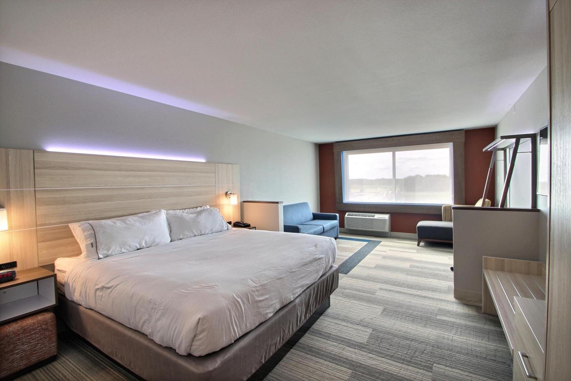 Holiday Inn Express & Suites Fond Du Lac by IHG photo 34
