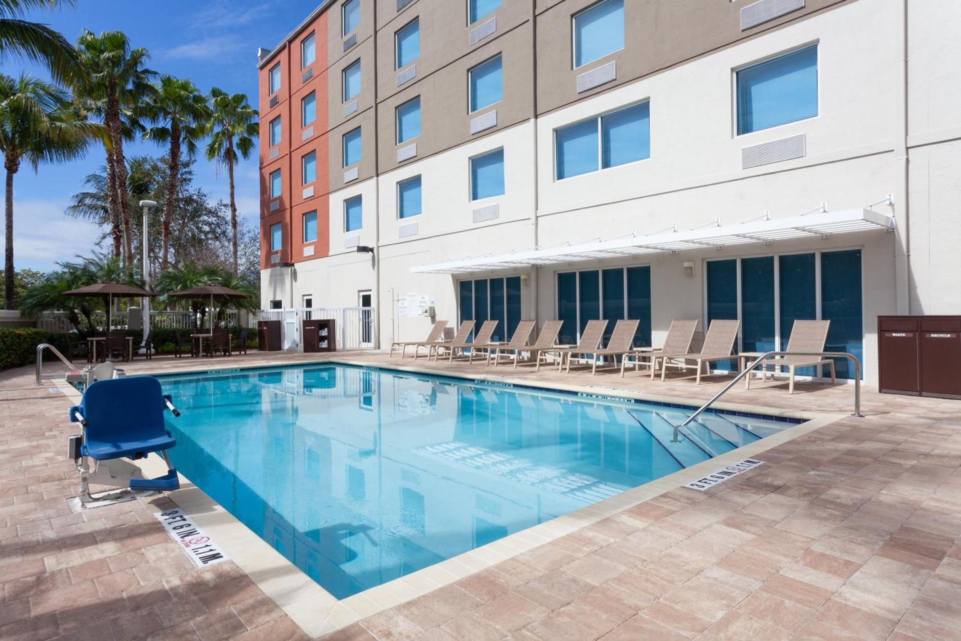 Holiday Inn Express Hotel & Suites Fort Lauderdale Airport/Cruise Port by IHG photo 2
