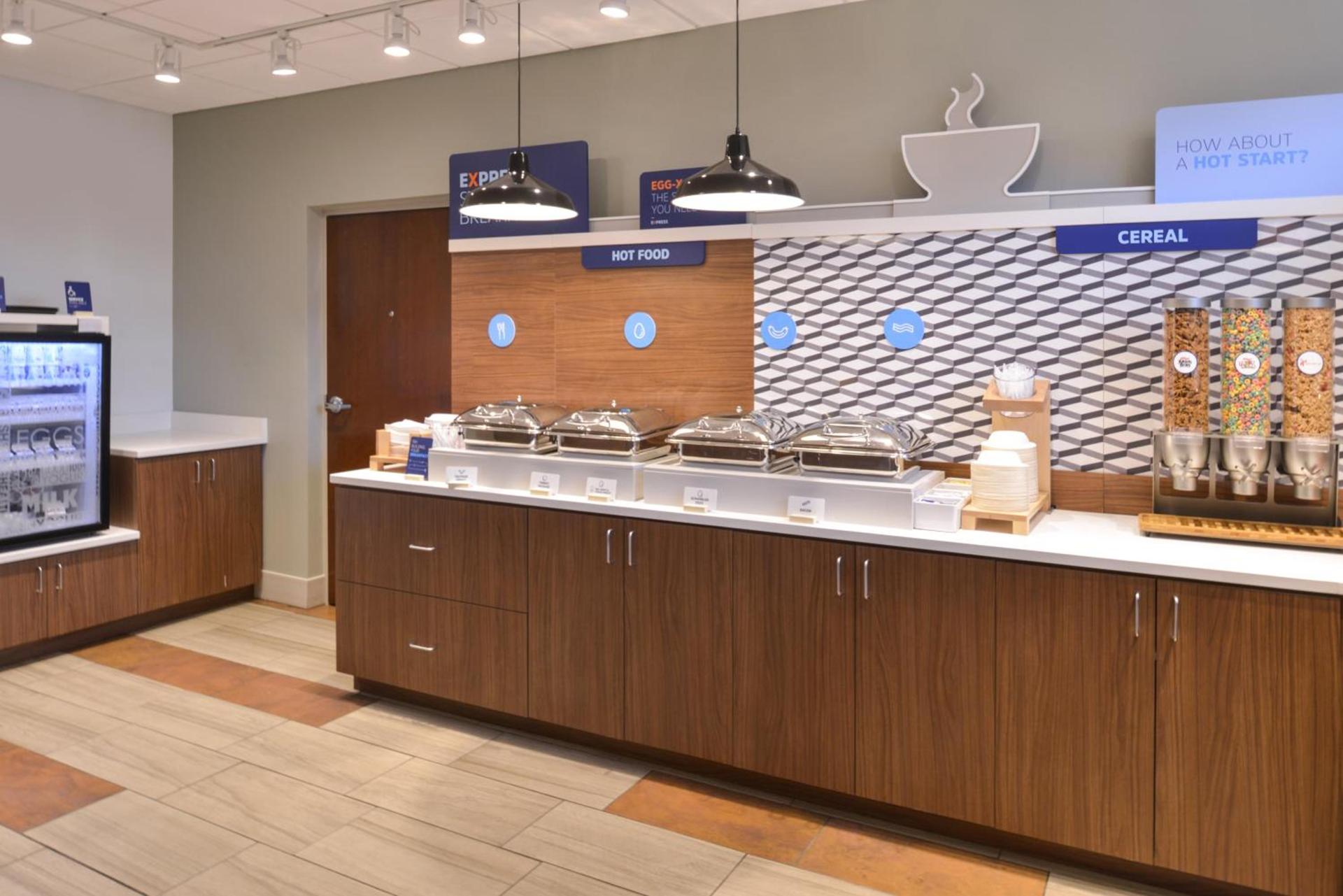 Holiday Inn Express & Suites Indianapolis Dtn-Conv Ctr Area by IHG photo 46