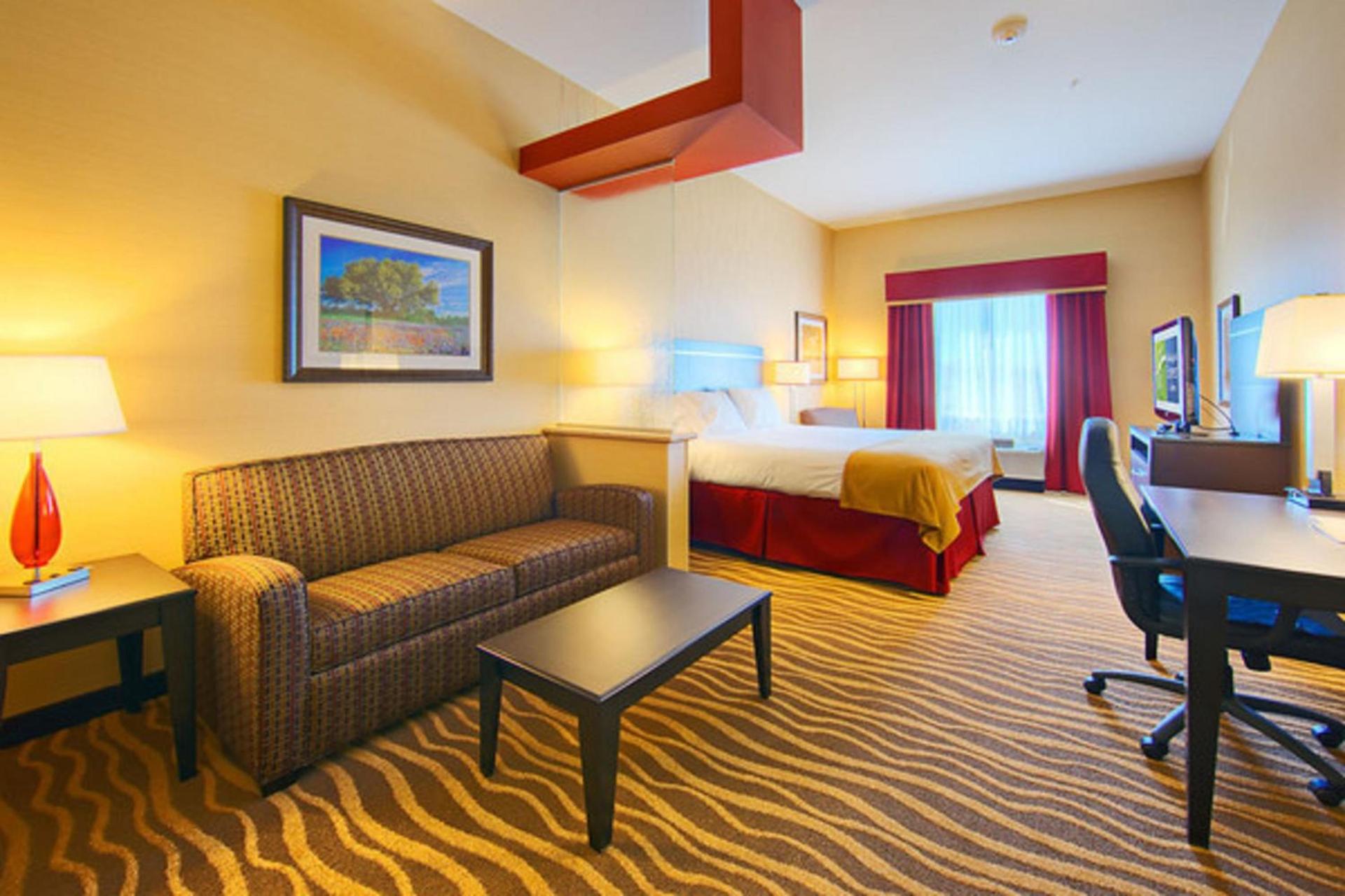 Holiday Inn Express & Suites Cotulla by IHG photo 45