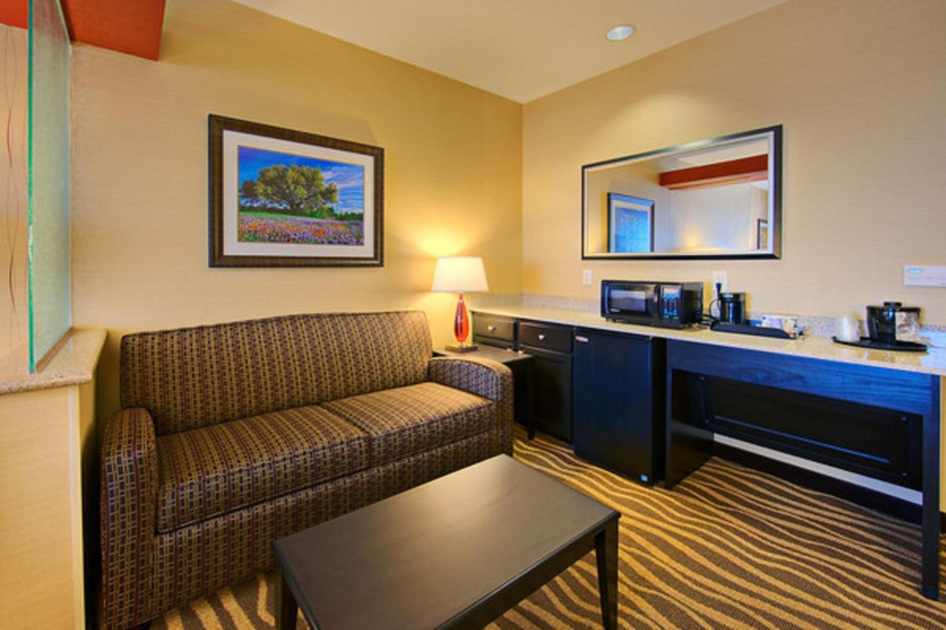 Holiday Inn Express & Suites Cotulla by IHG photo 5