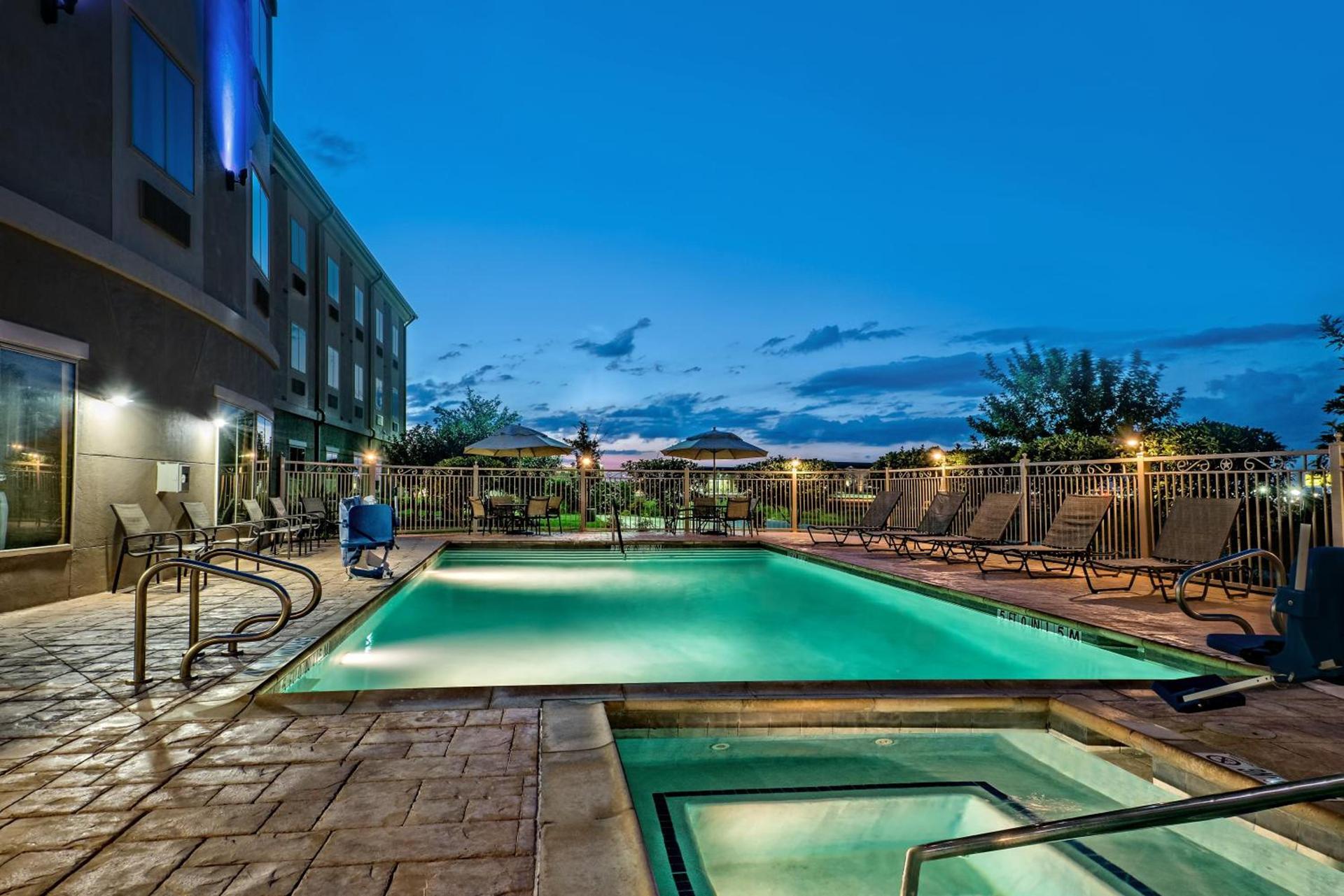 Holiday Inn Express & Suites Cotulla by IHG photo 8