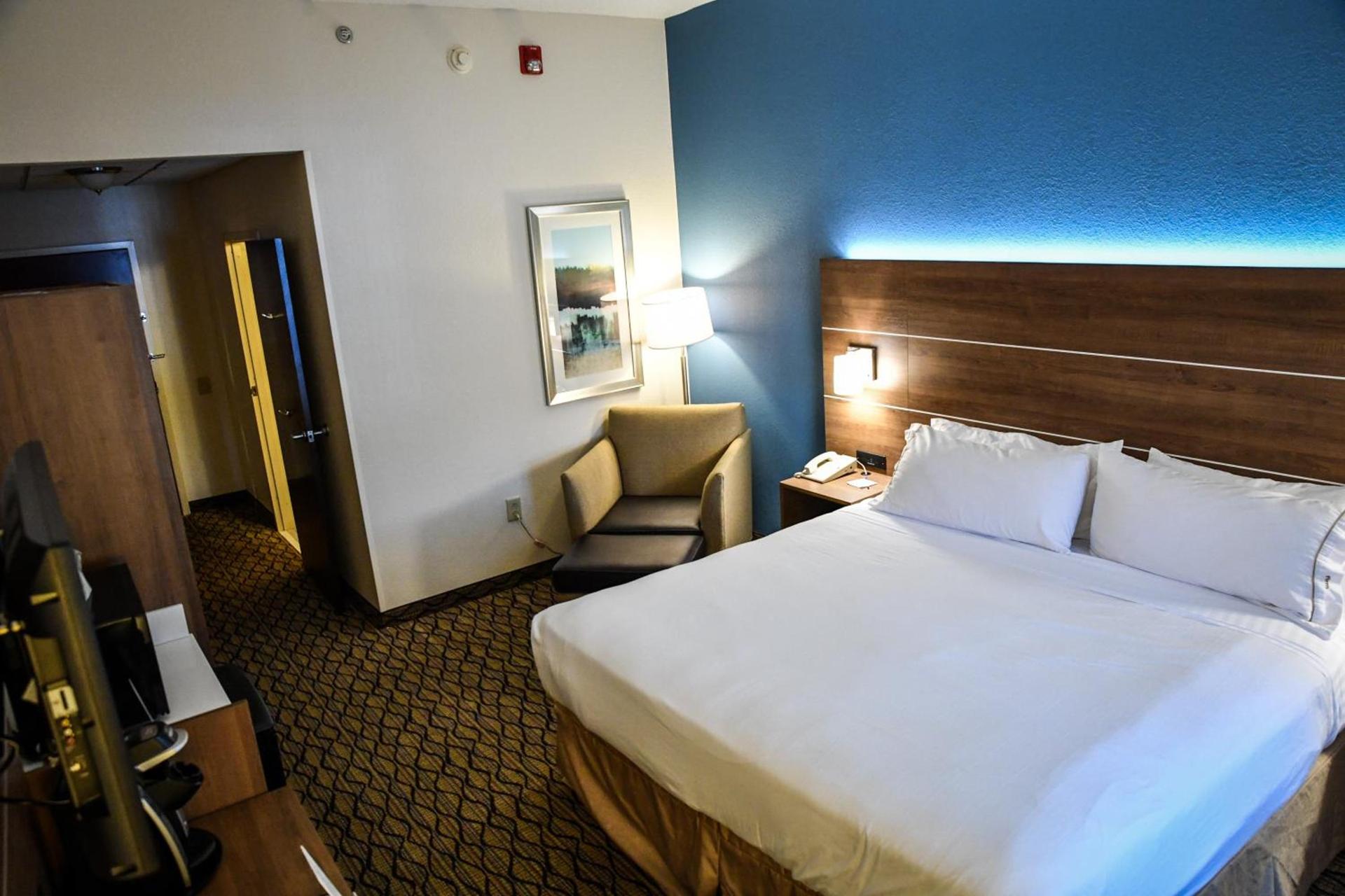 Holiday Inn Express Hotel & Suites - Concord by IHG photo 41