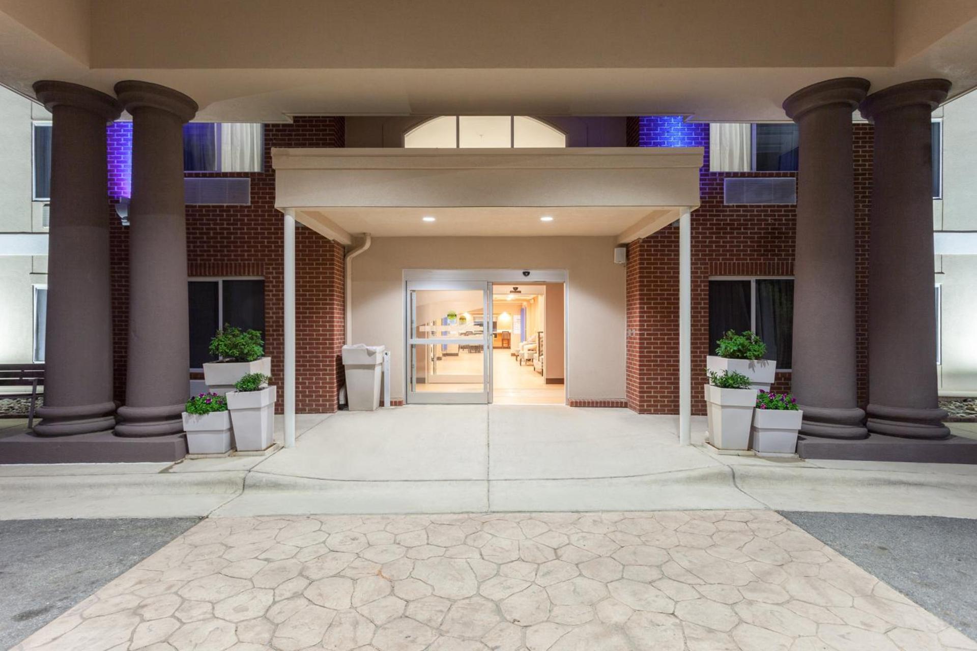 Holiday Inn Express Hotel & Suites Mebane by IHG photo 8