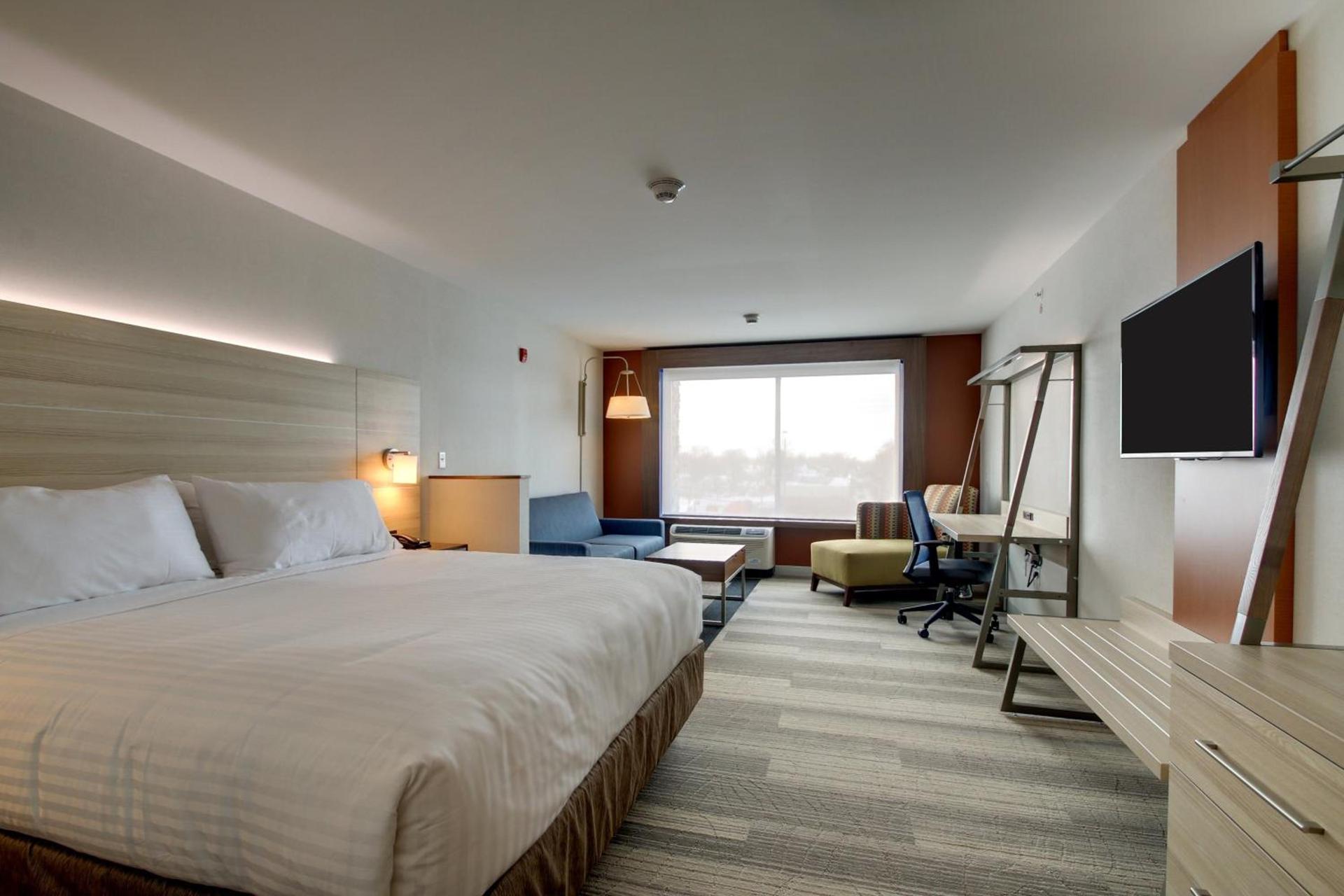 Holiday Inn Express & Suites Galesburg by IHG photo 68