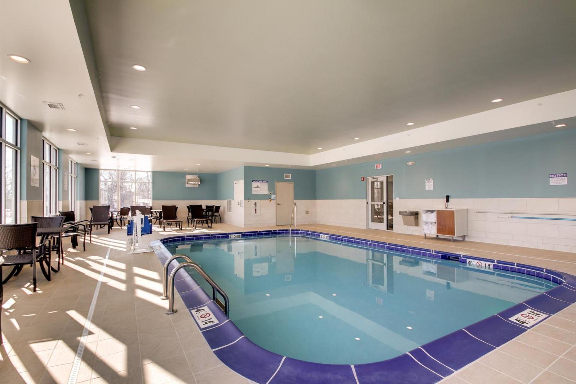 Holiday Inn Express & Suites Galesburg by IHG photo 27