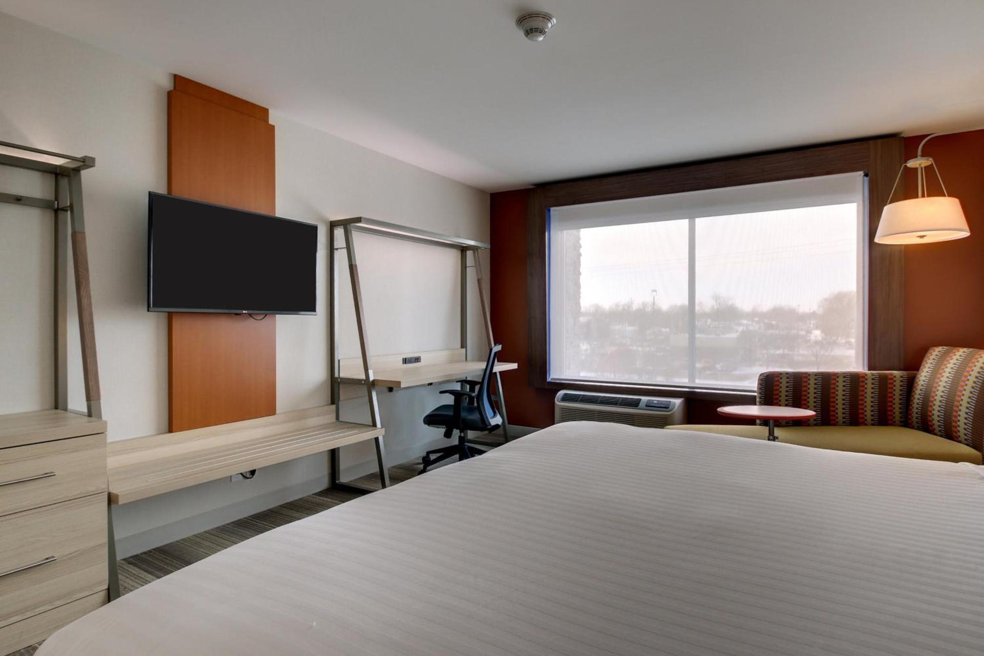 Holiday Inn Express & Suites Galesburg by IHG photo 63