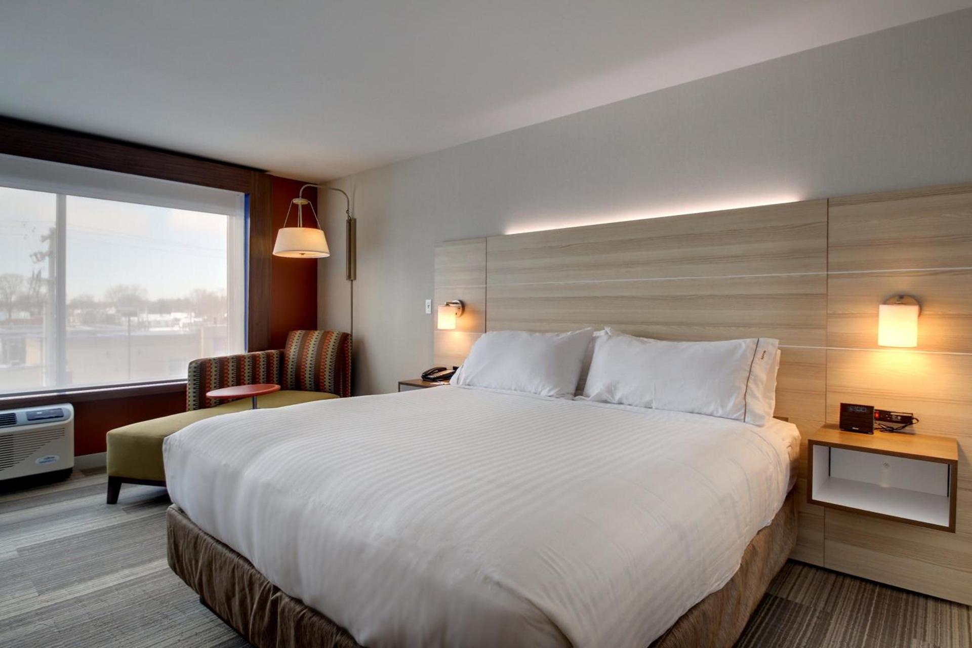 Holiday Inn Express & Suites Galesburg by IHG photo 53