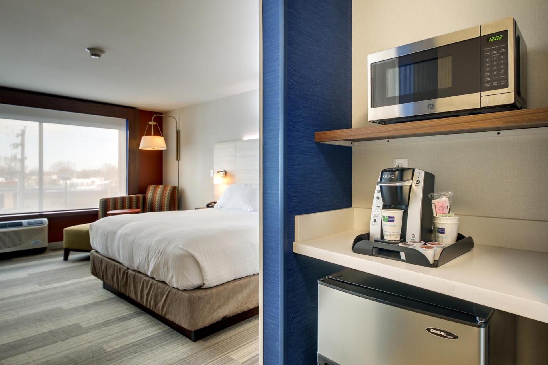 Holiday Inn Express & Suites Galesburg by IHG photo 73