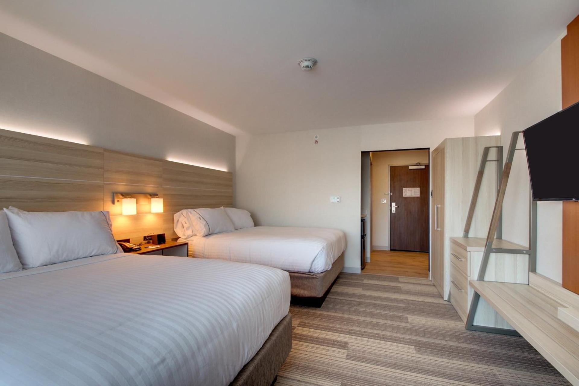Holiday Inn Express & Suites Galesburg by IHG photo 64