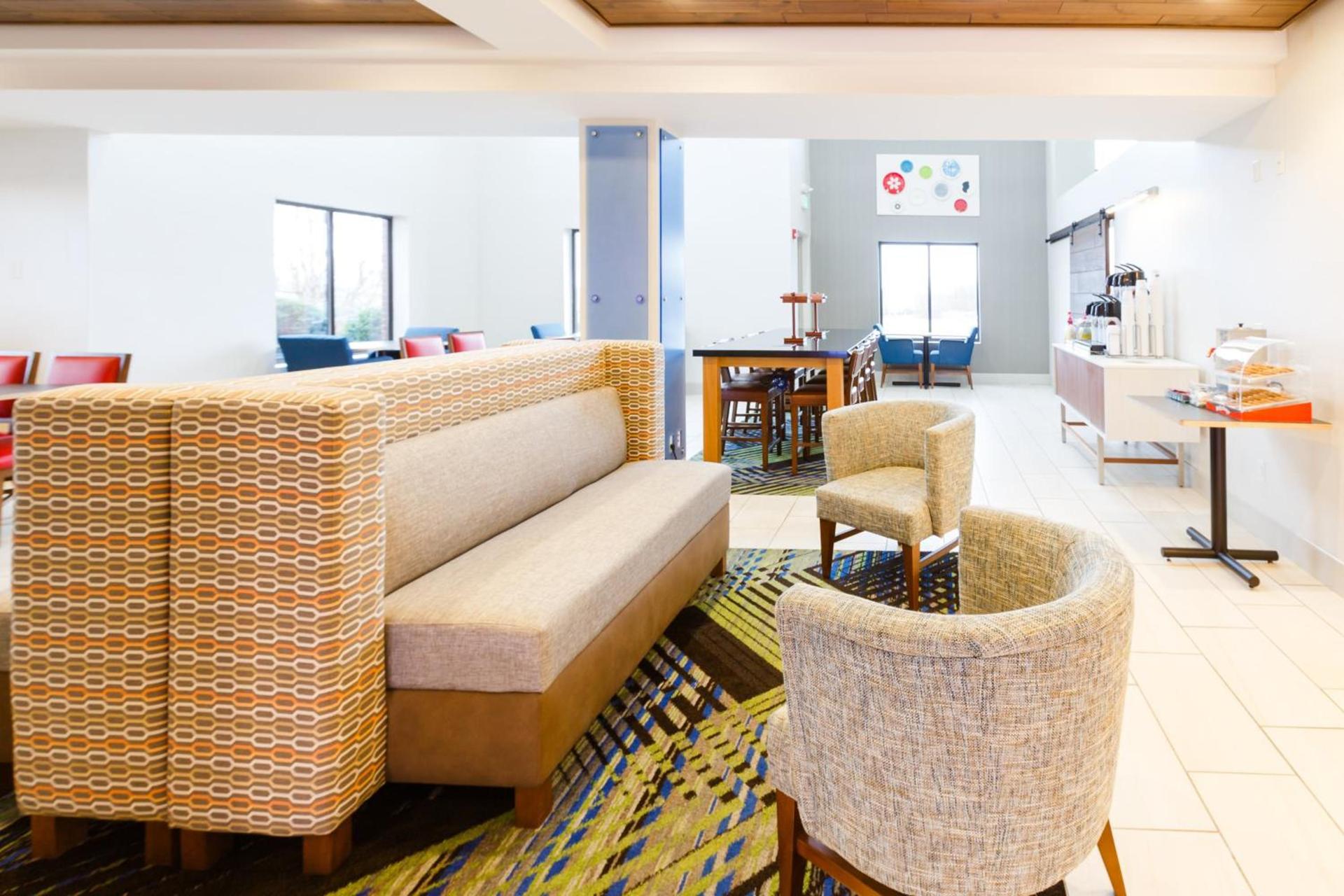 Holiday Inn Express & Suites Shelbyville by IHG photo 9