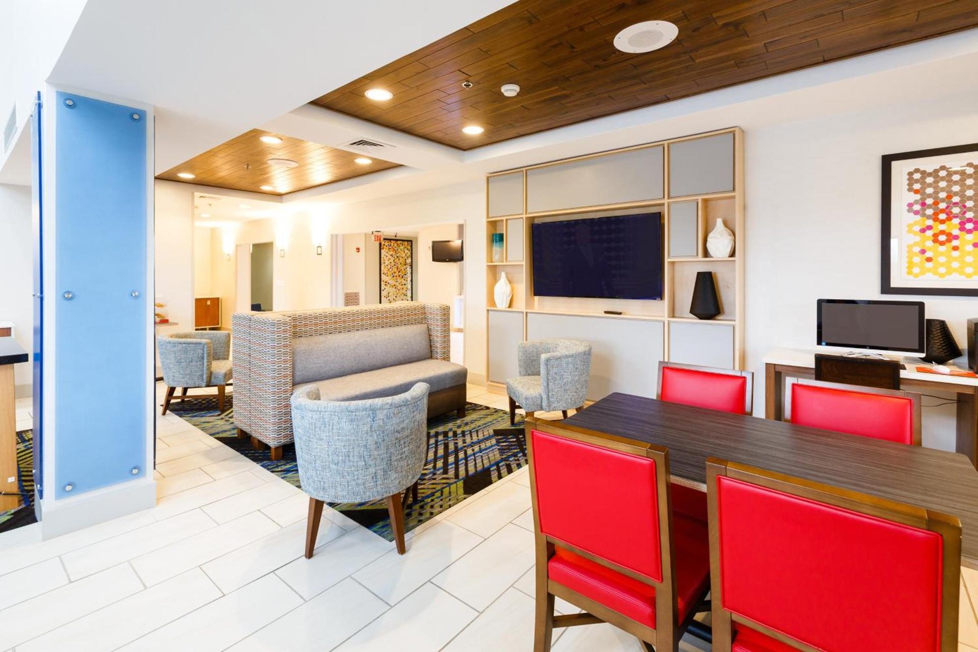 Holiday Inn Express & Suites Shelbyville by IHG photo 11