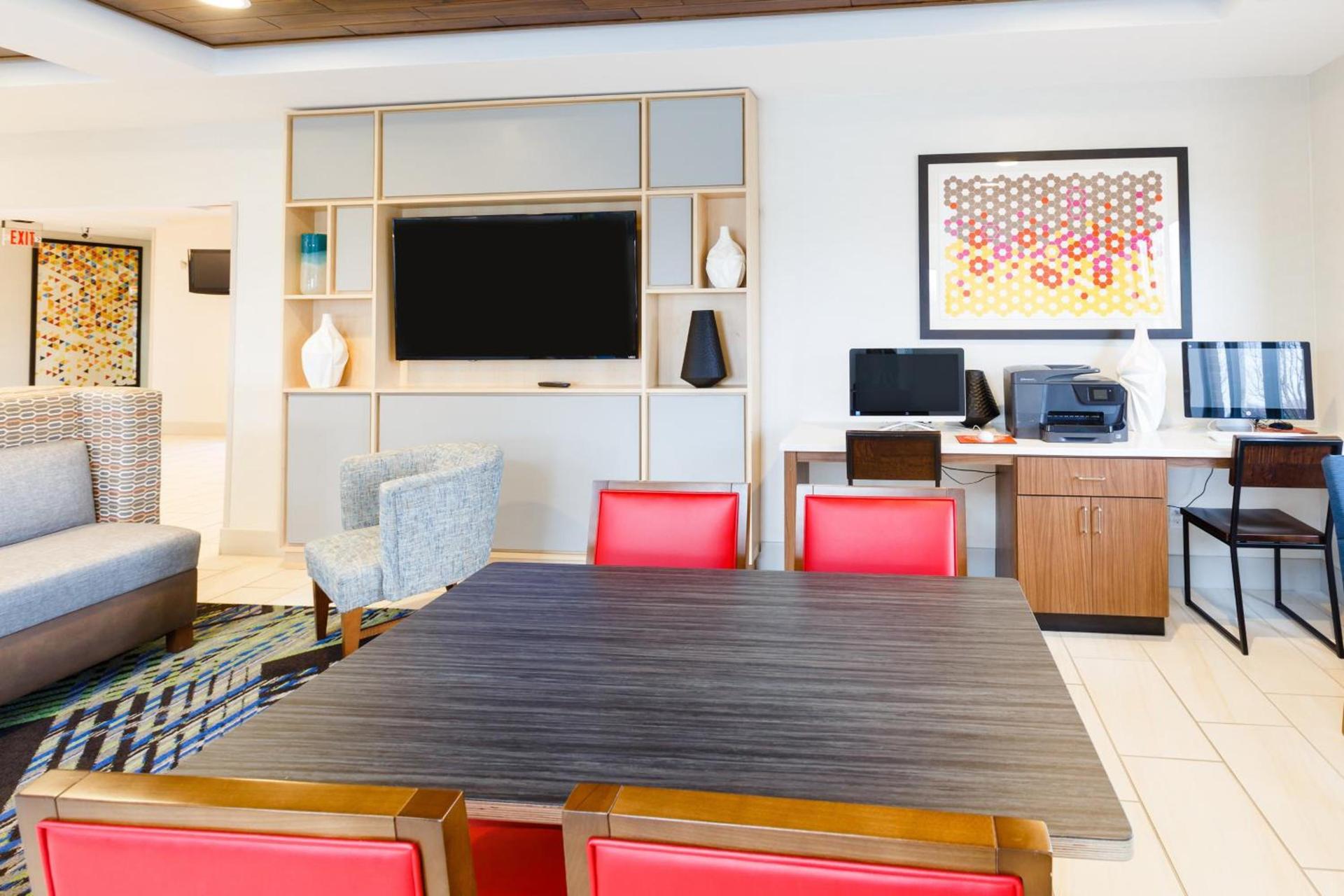 Holiday Inn Express & Suites Shelbyville by IHG photo 12
