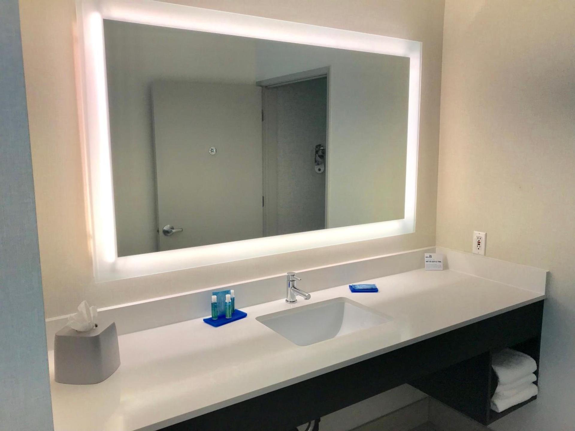 Holiday Inn Express & Suites Tracy by IHG photo 36