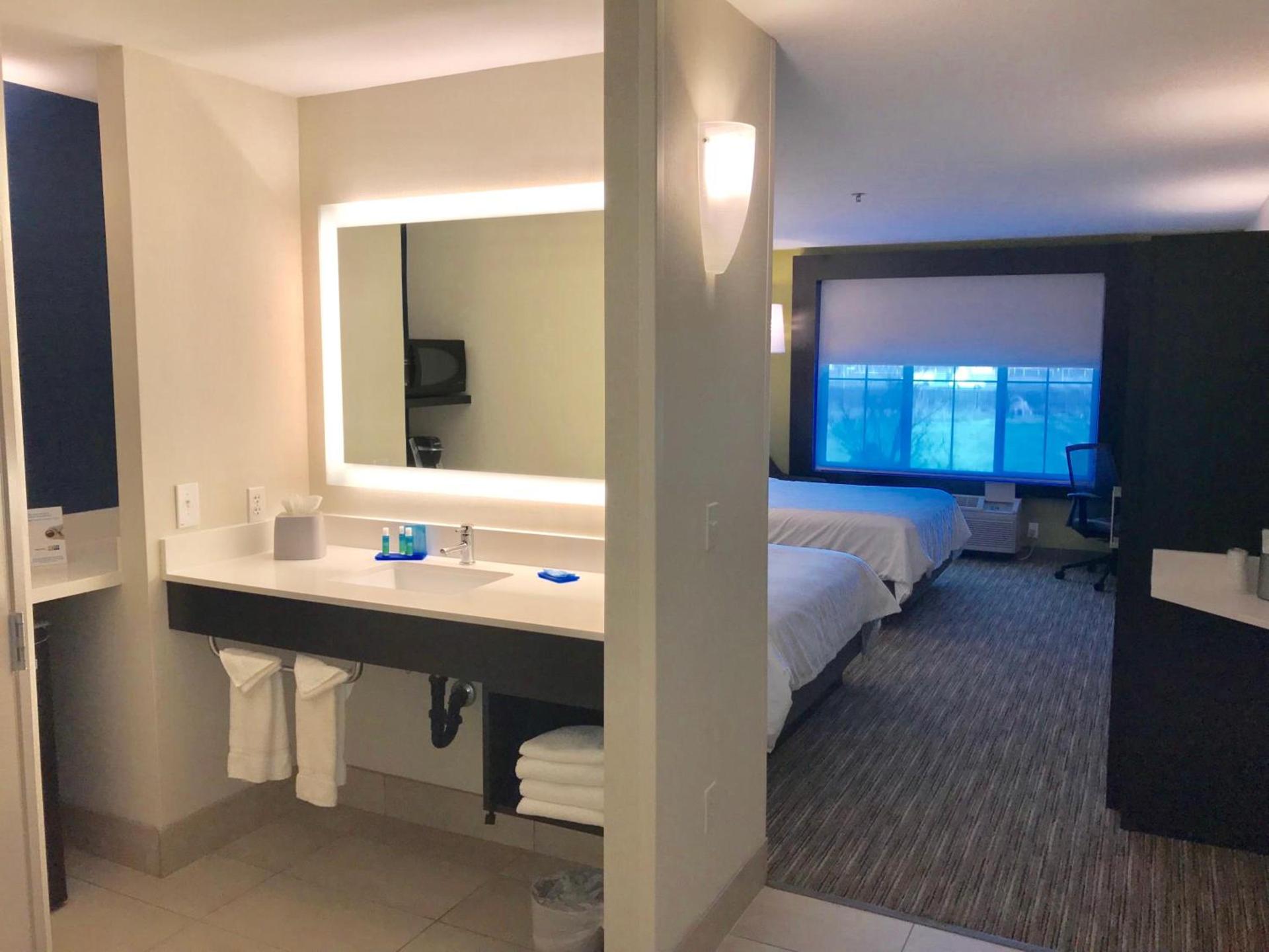 Holiday Inn Express & Suites Tracy by IHG photo 32