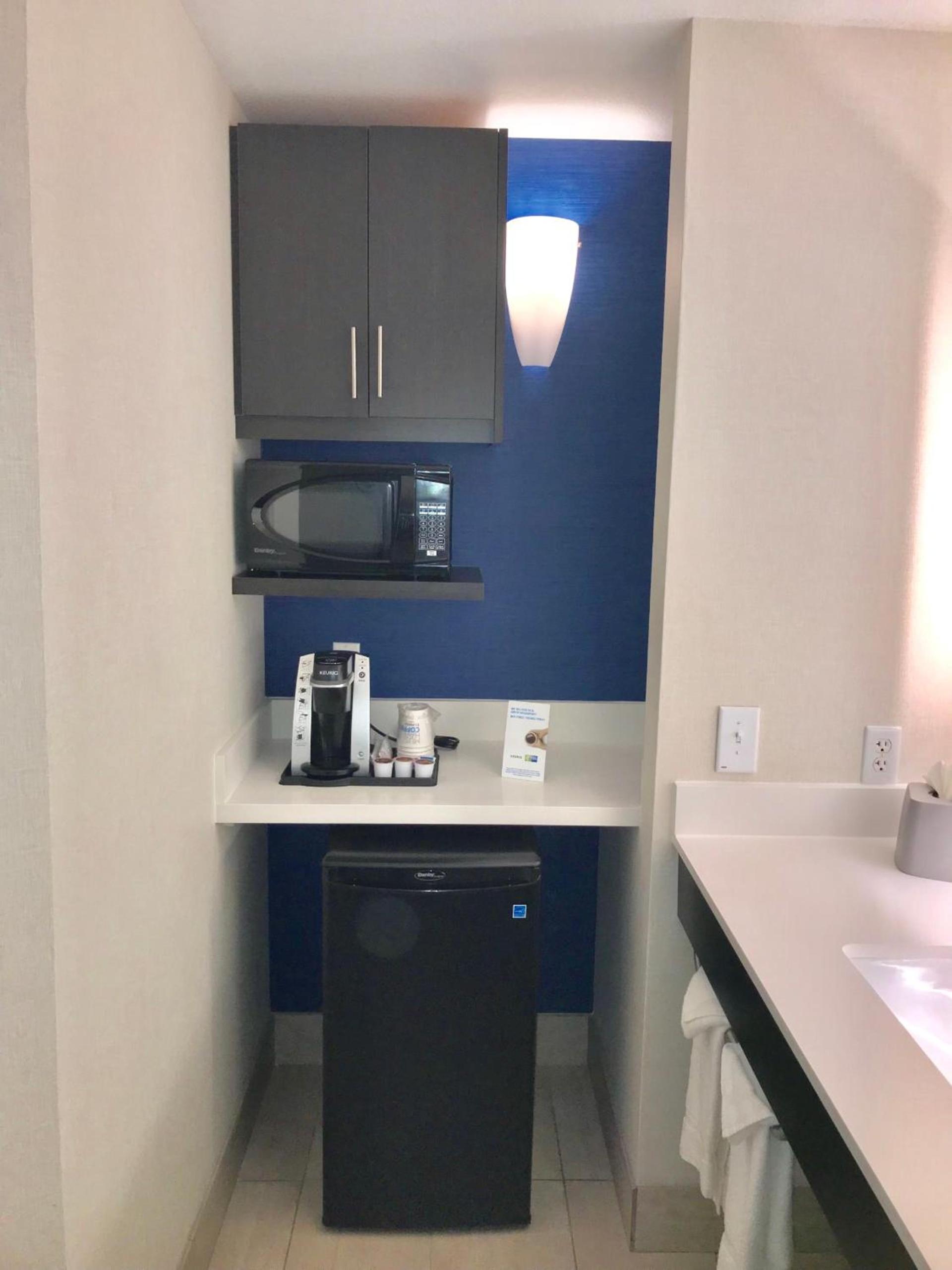 Holiday Inn Express & Suites Tracy by IHG photo 33