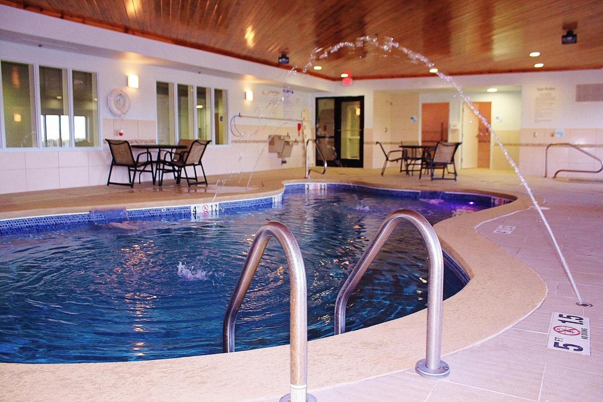 Holiday Inn Express & Suites Greenfield by IHG photo 6