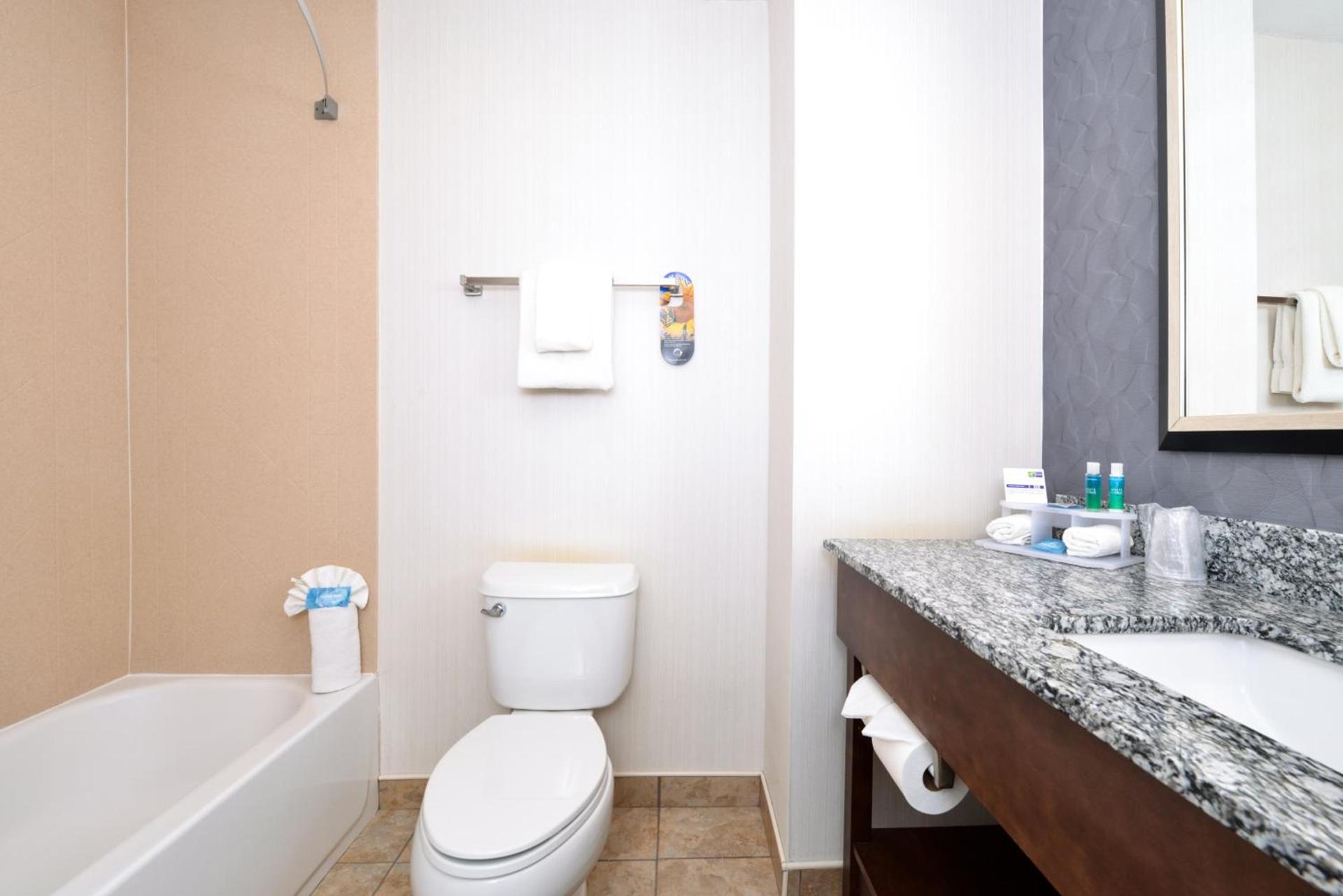 Holiday Inn Express & Suites Greenfield by IHG photo 20
