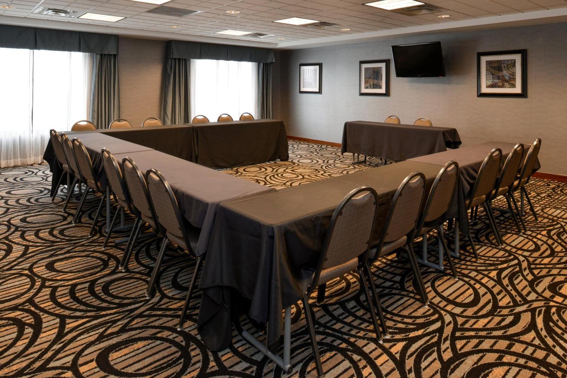 Holiday Inn Express & Suites Greenfield by IHG photo 14