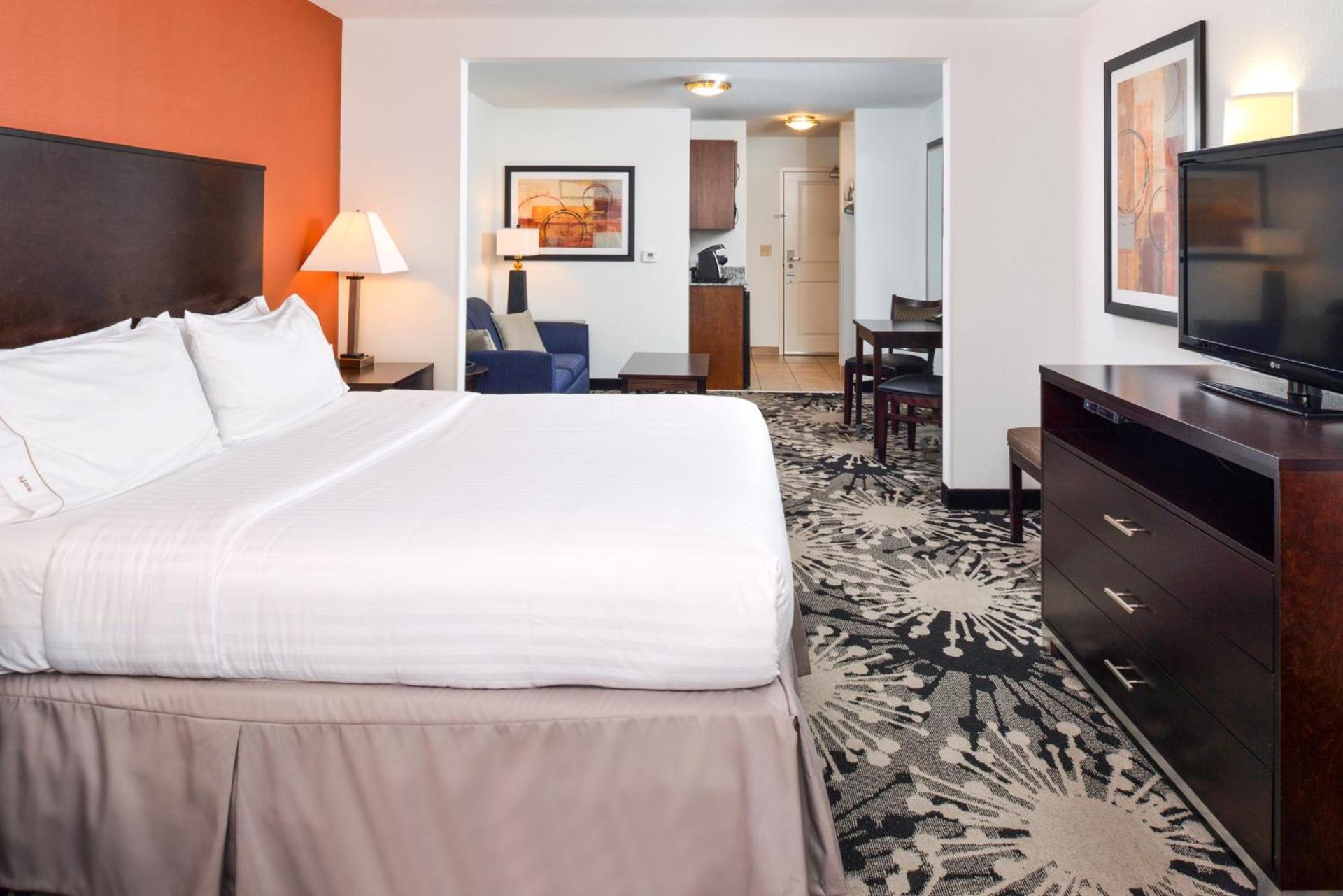 Holiday Inn Express & Suites Greenfield by IHG photo 29