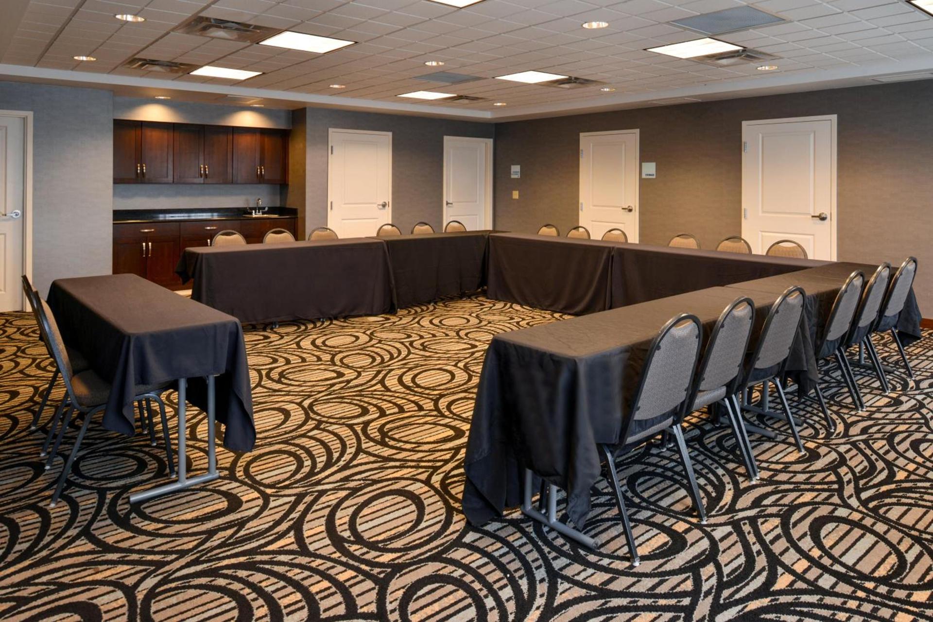 Holiday Inn Express & Suites Greenfield by IHG photo 7