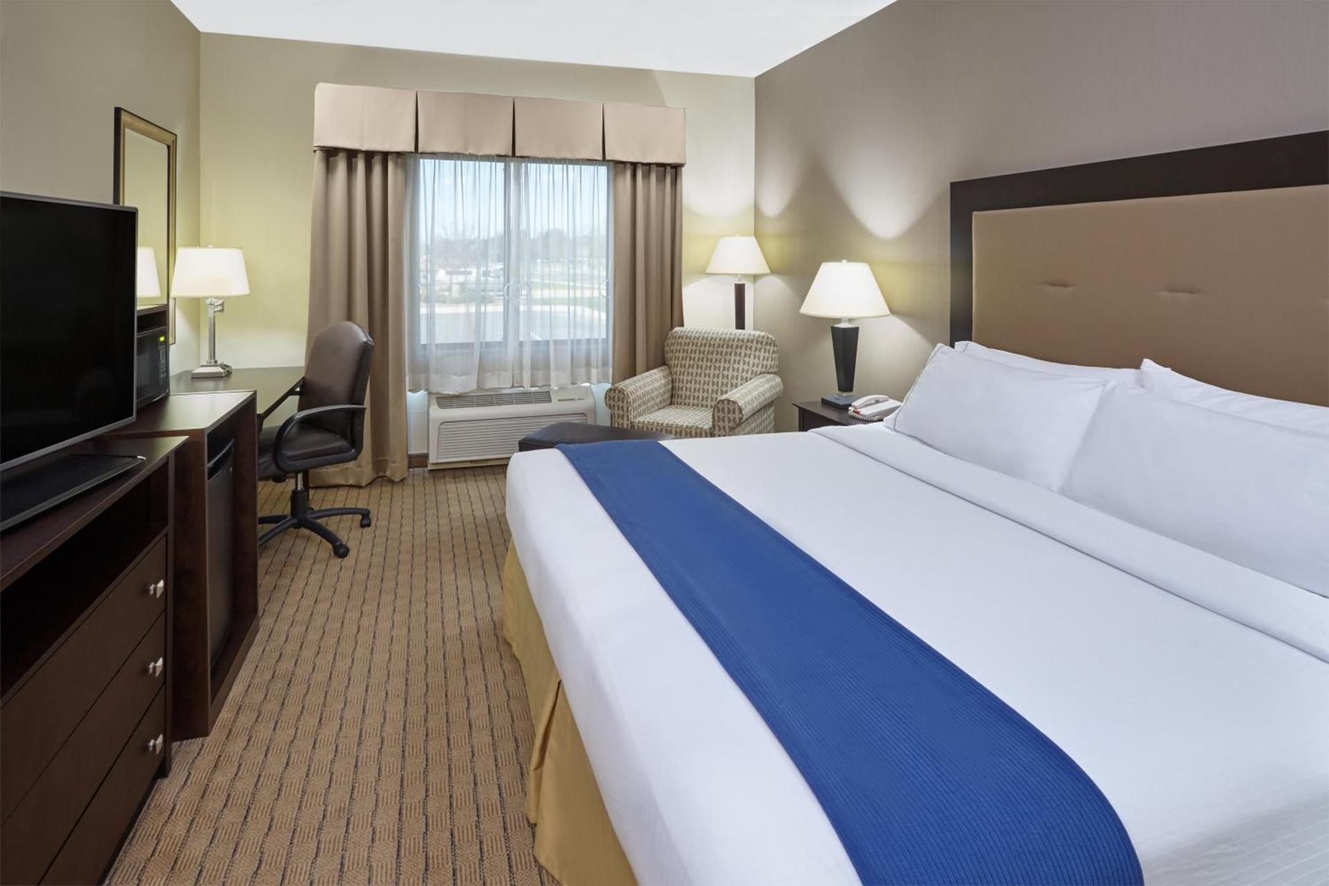 Holiday Inn Express & Suites Madison-Verona by IHG photo 53