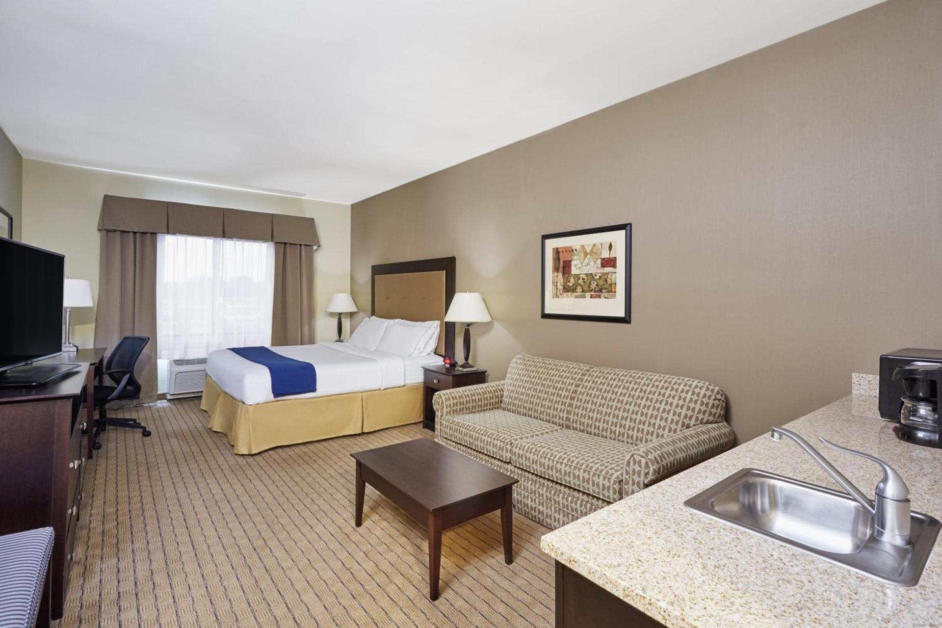 Holiday Inn Express & Suites Madison-Verona by IHG photo 47