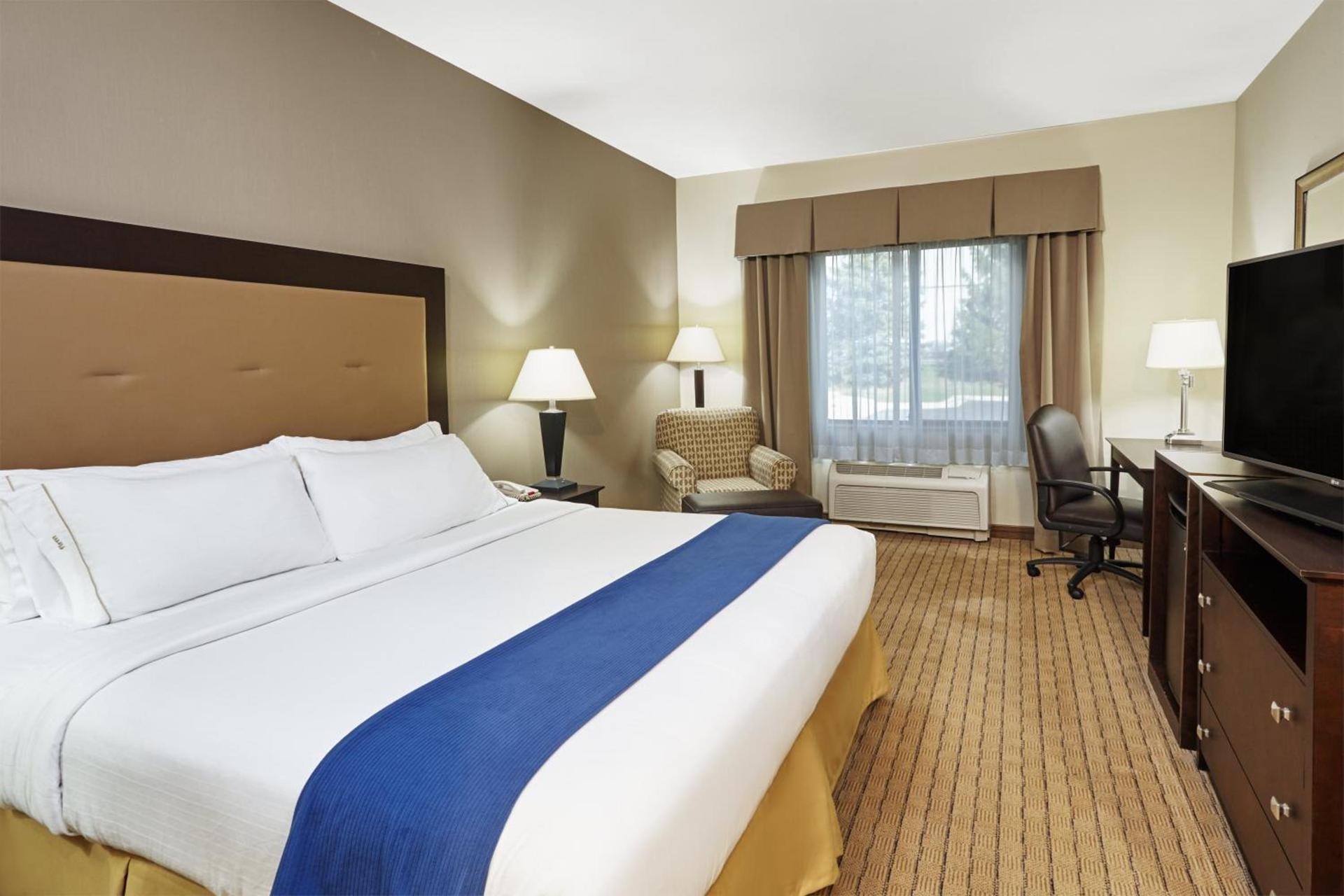Holiday Inn Express & Suites Madison-Verona by IHG photo 57