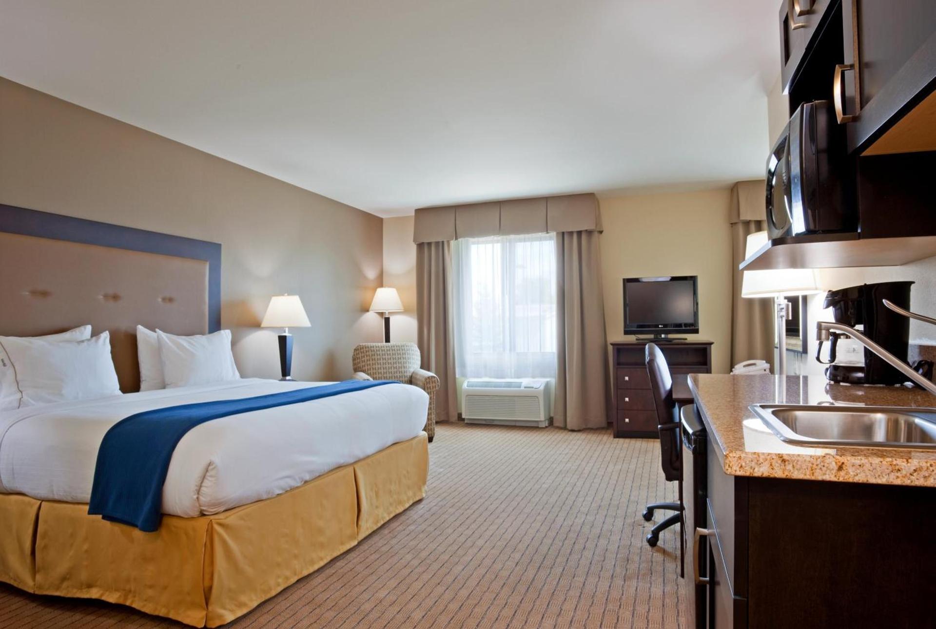 Holiday Inn Express & Suites Madison-Verona by IHG photo 21