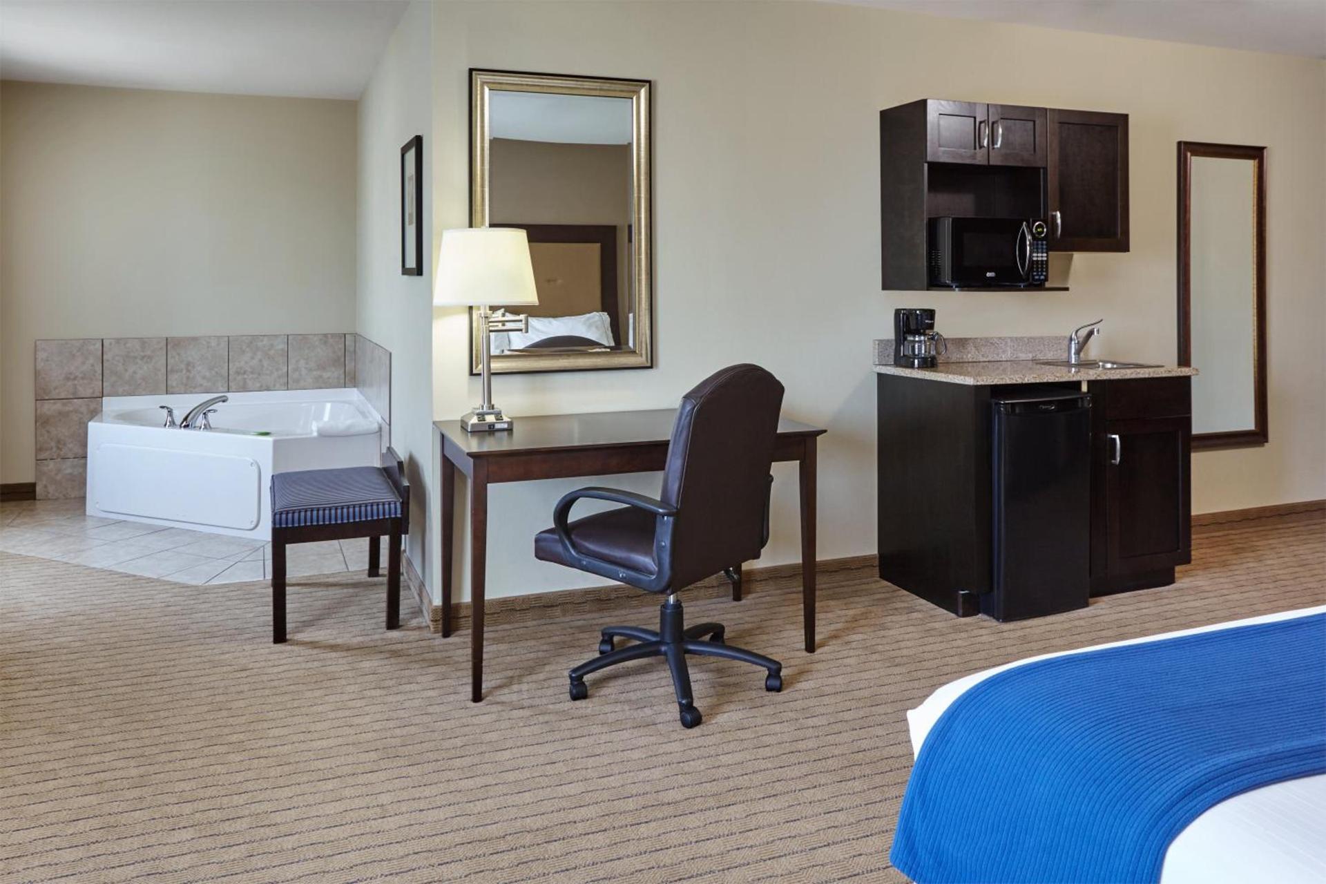 Holiday Inn Express & Suites Madison-Verona by IHG photo 56