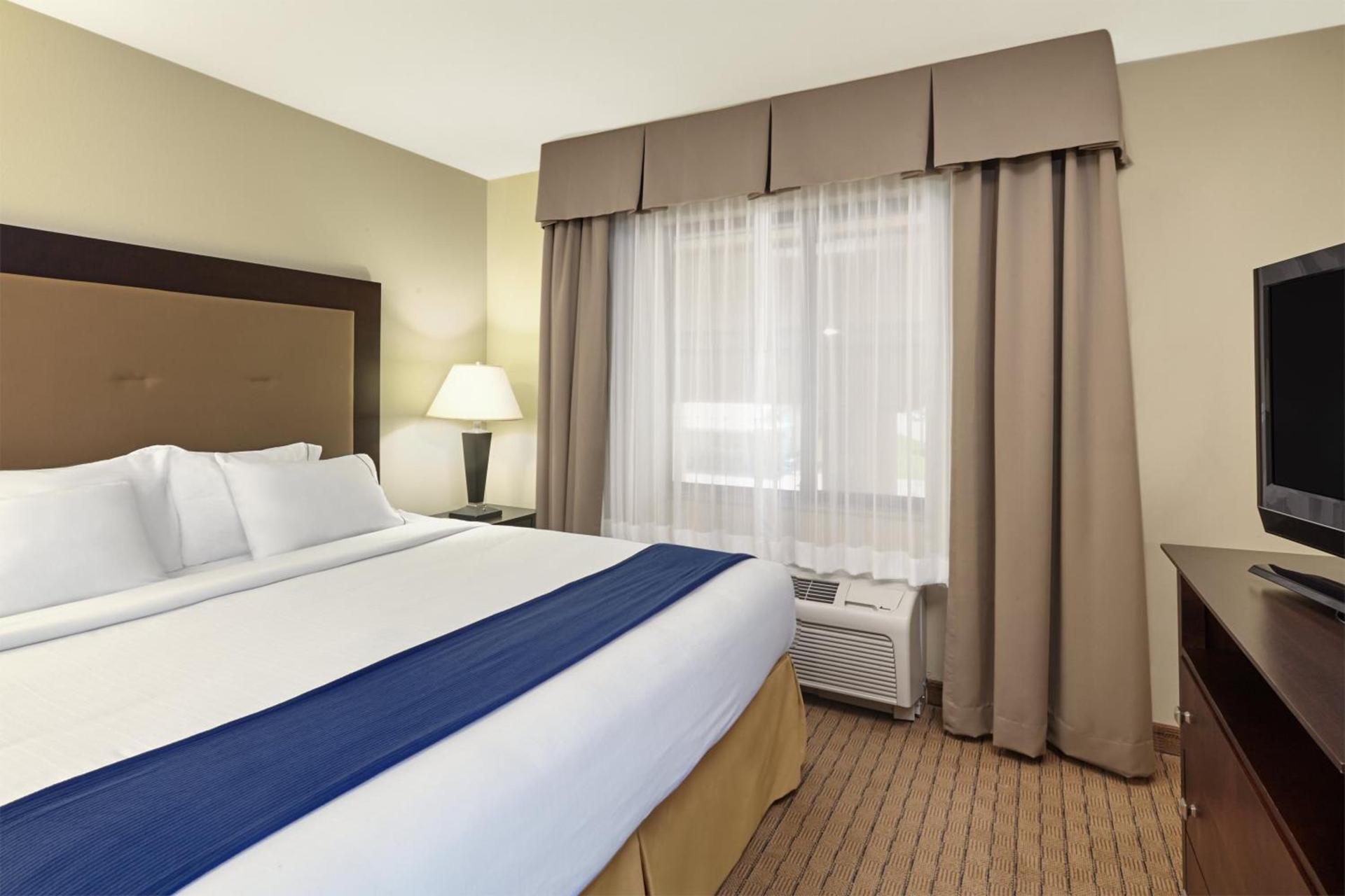 Holiday Inn Express & Suites Madison-Verona by IHG photo 45