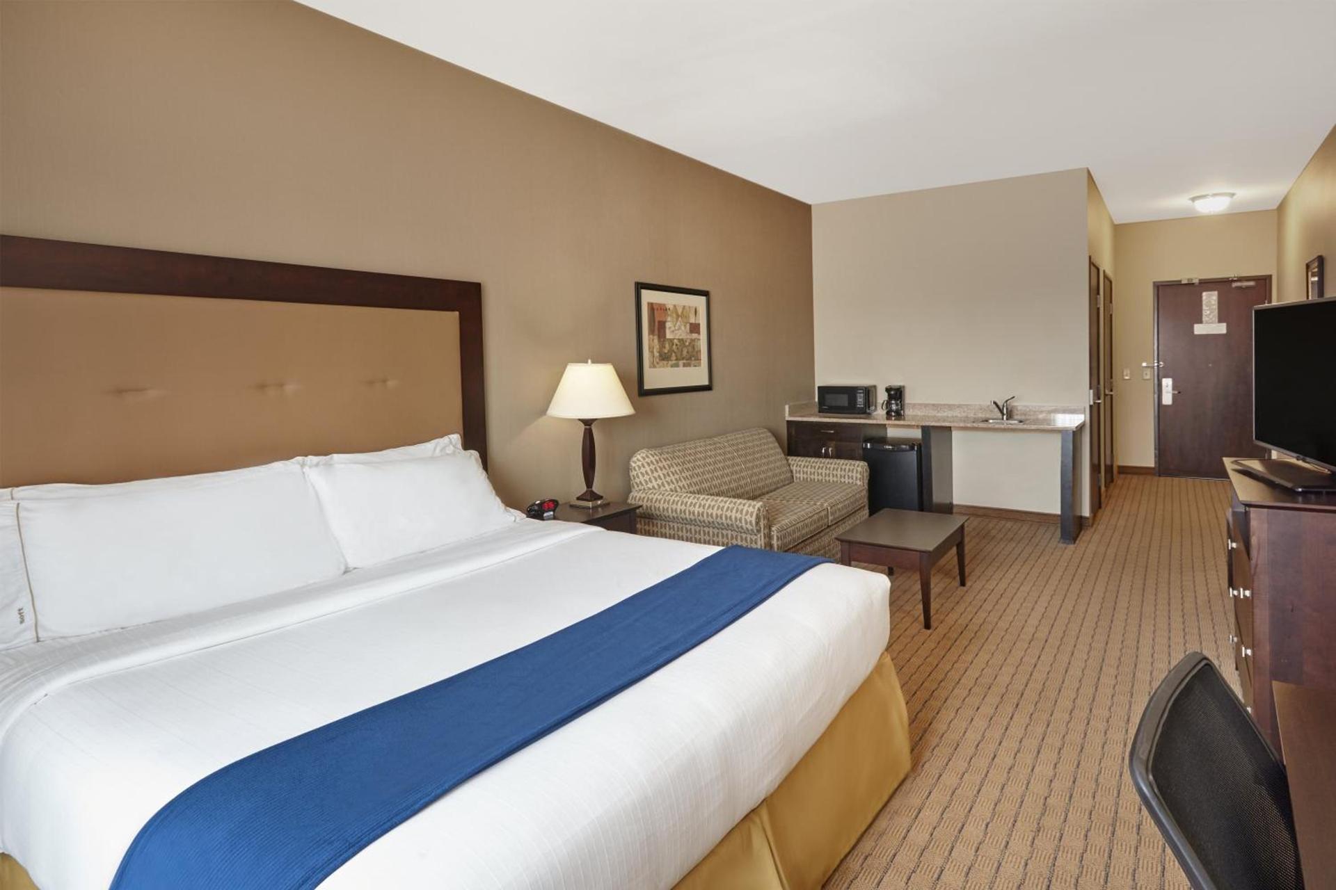 Holiday Inn Express & Suites Madison-Verona by IHG photo 46