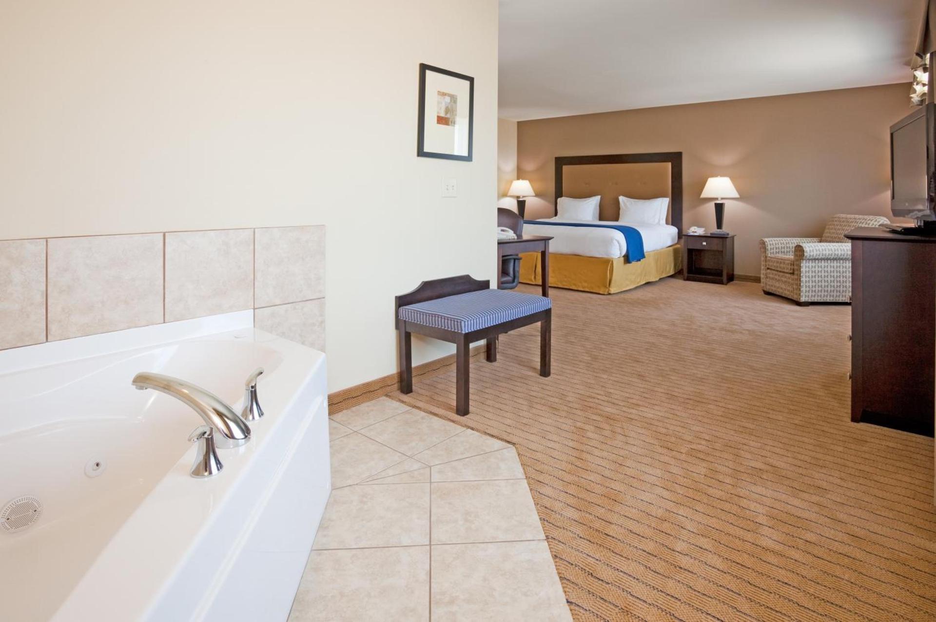 Holiday Inn Express & Suites Madison-Verona by IHG photo 19