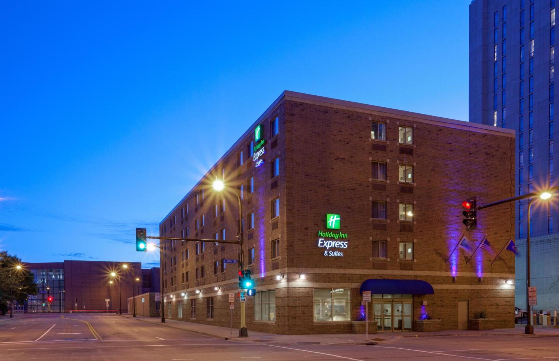 Holiday Inn Express Hotel & Suites Minneapolis-Downtown Convention Center by IHG photo 1