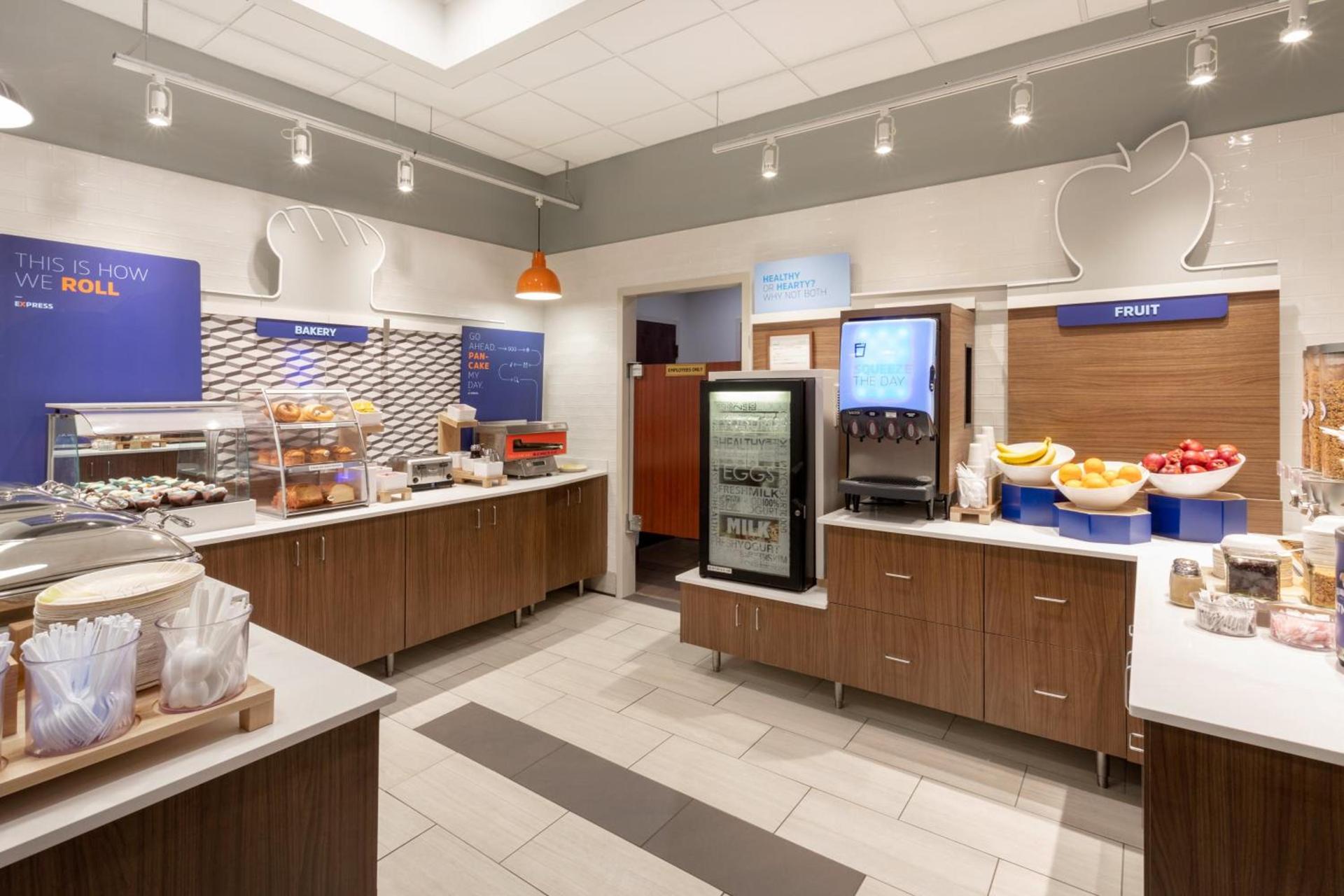 Holiday Inn Express Hotel & Suites Minneapolis-Downtown Convention Center by IHG photo 4