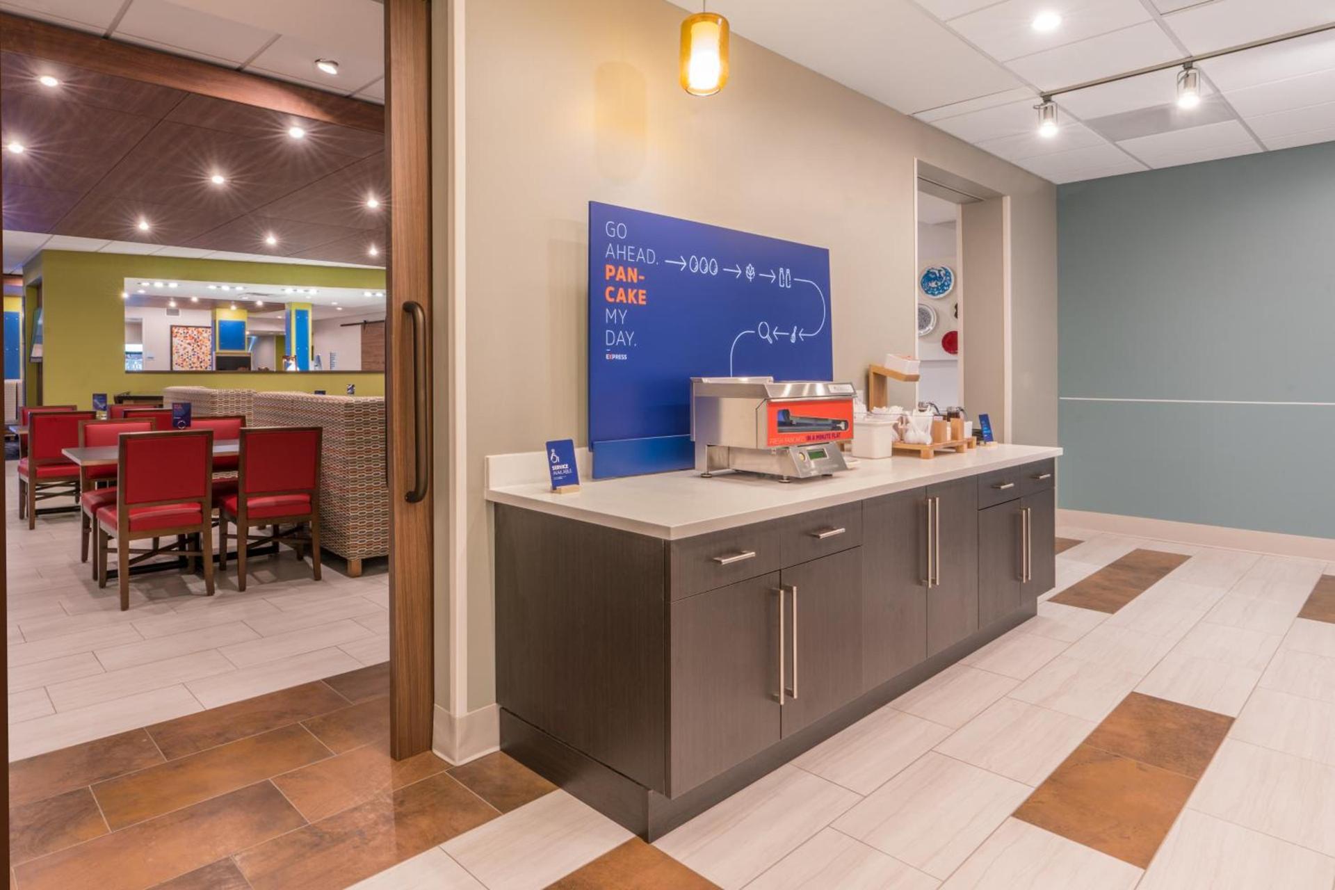 Holiday Inn Express & Suites Lake Havasu - London Bridge by IHG photo 36
