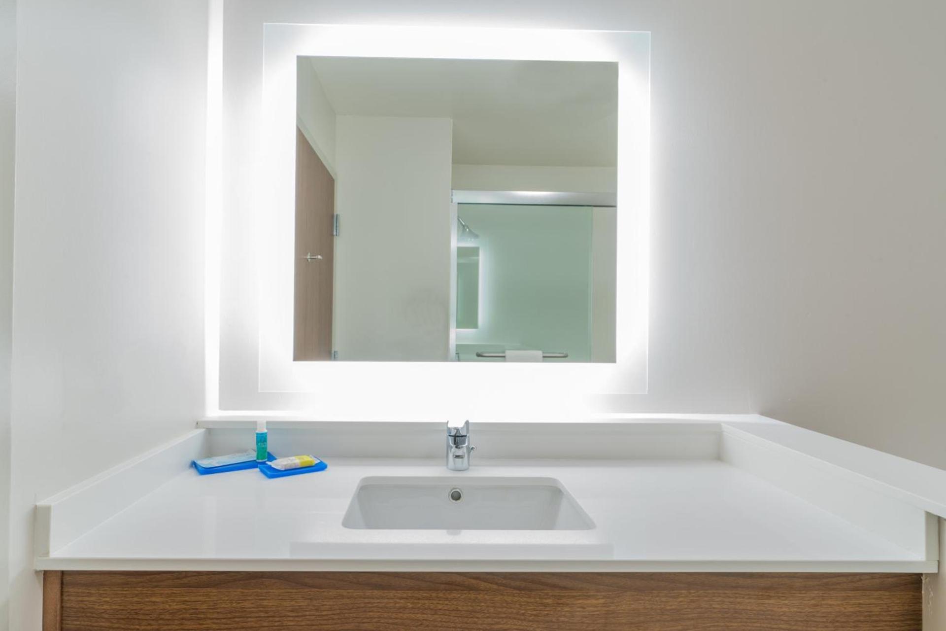 Holiday Inn Express & Suites Lake Havasu - London Bridge by IHG photo 24