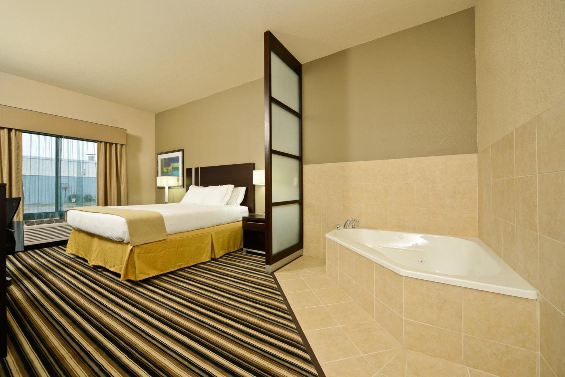 Holiday Inn Express & Suites Forrest City by IHG photo 12