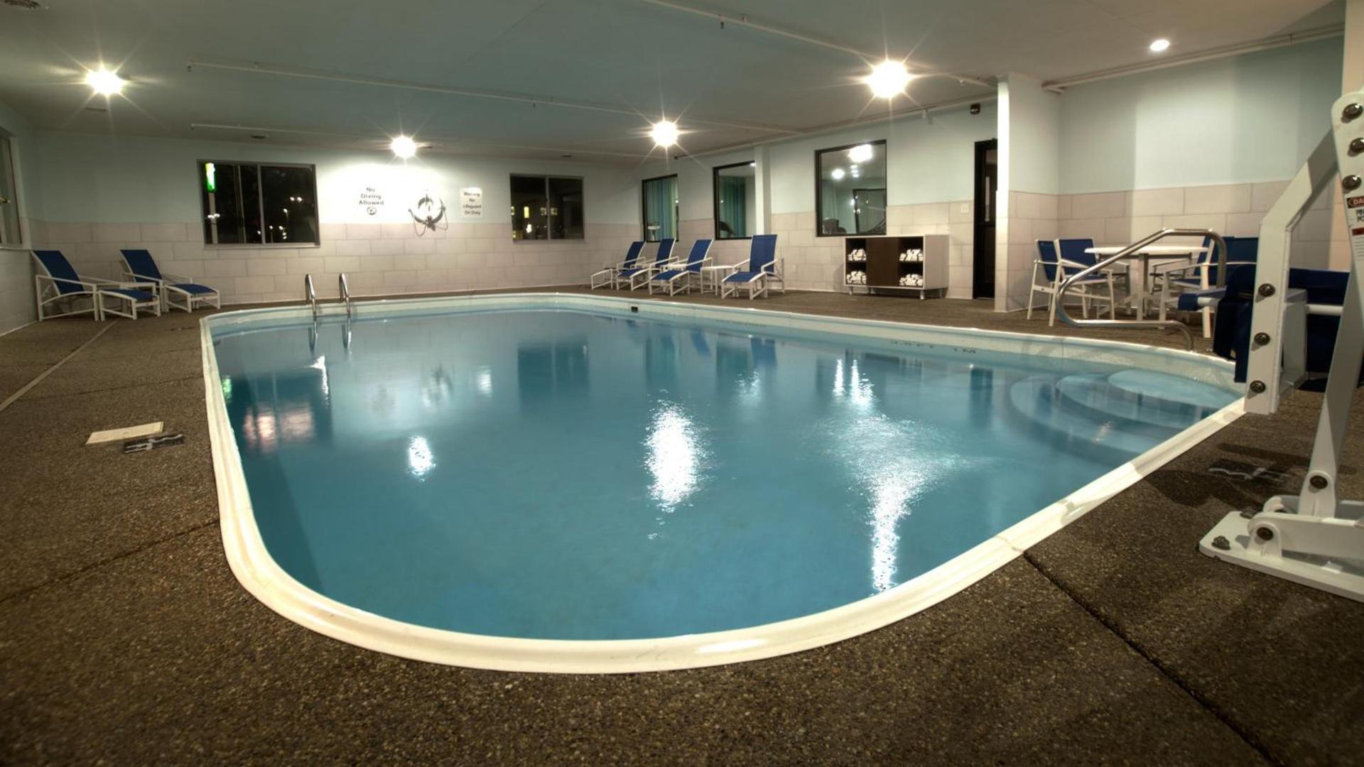 Holiday Inn Express & Suites Evansville North by IHG photo 6