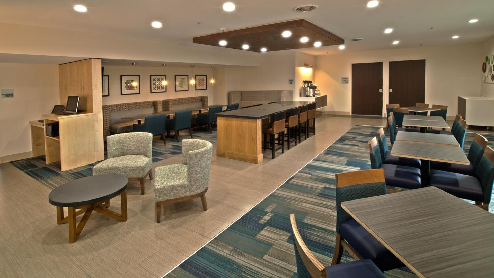 Holiday Inn Express & Suites Evansville North by IHG photo 4