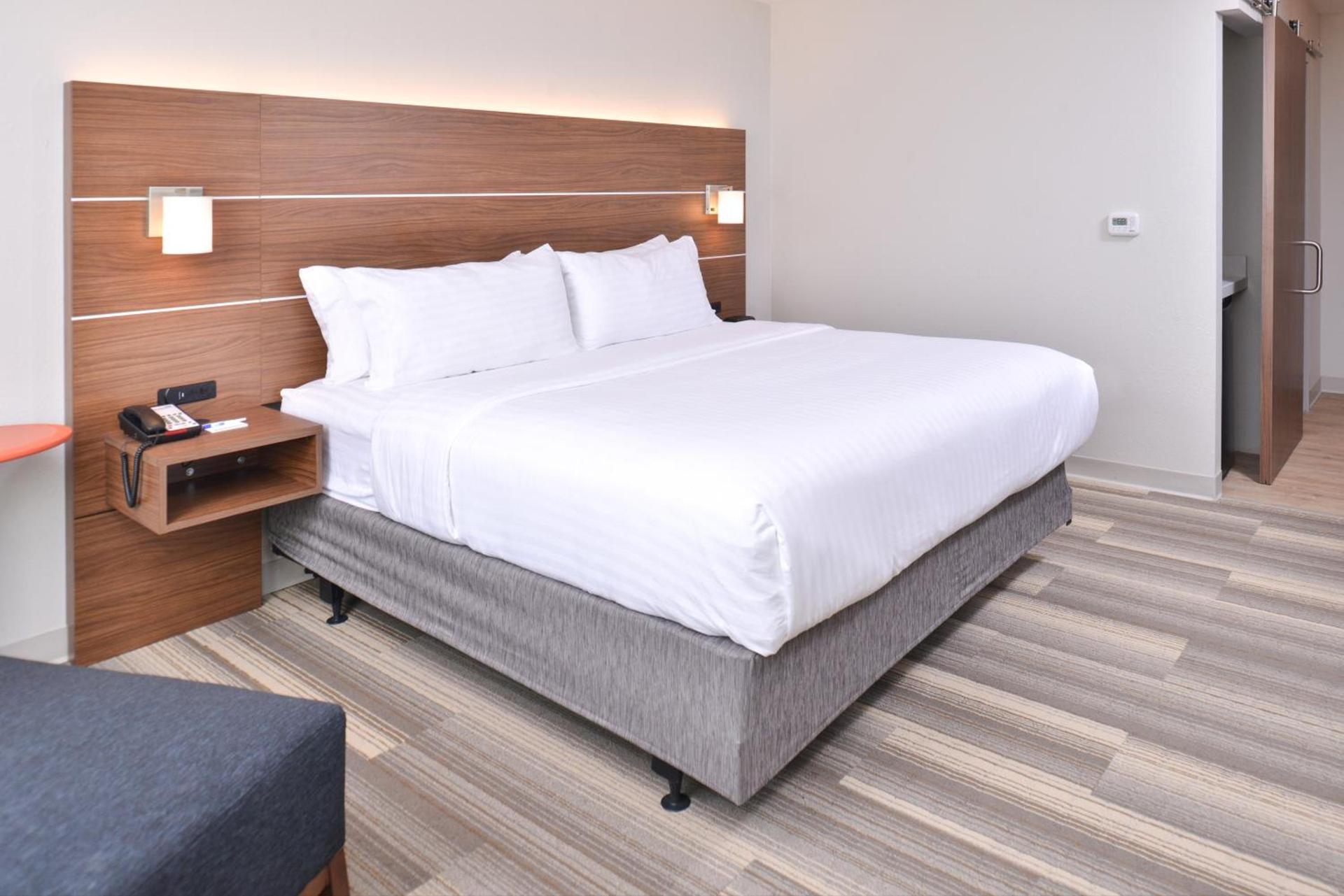 Holiday Inn Express & Suites Omaha Airport by IHG photo 22