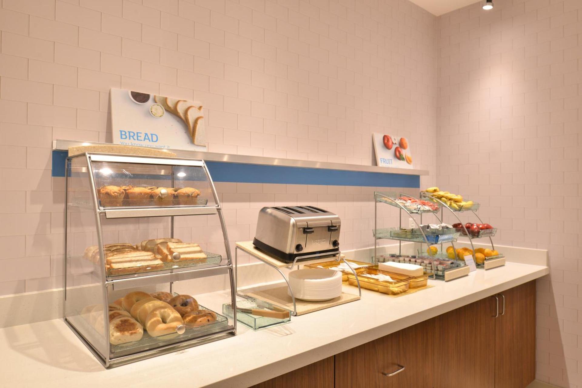 Holiday Inn Express & Suites Omaha Airport by IHG photo 37