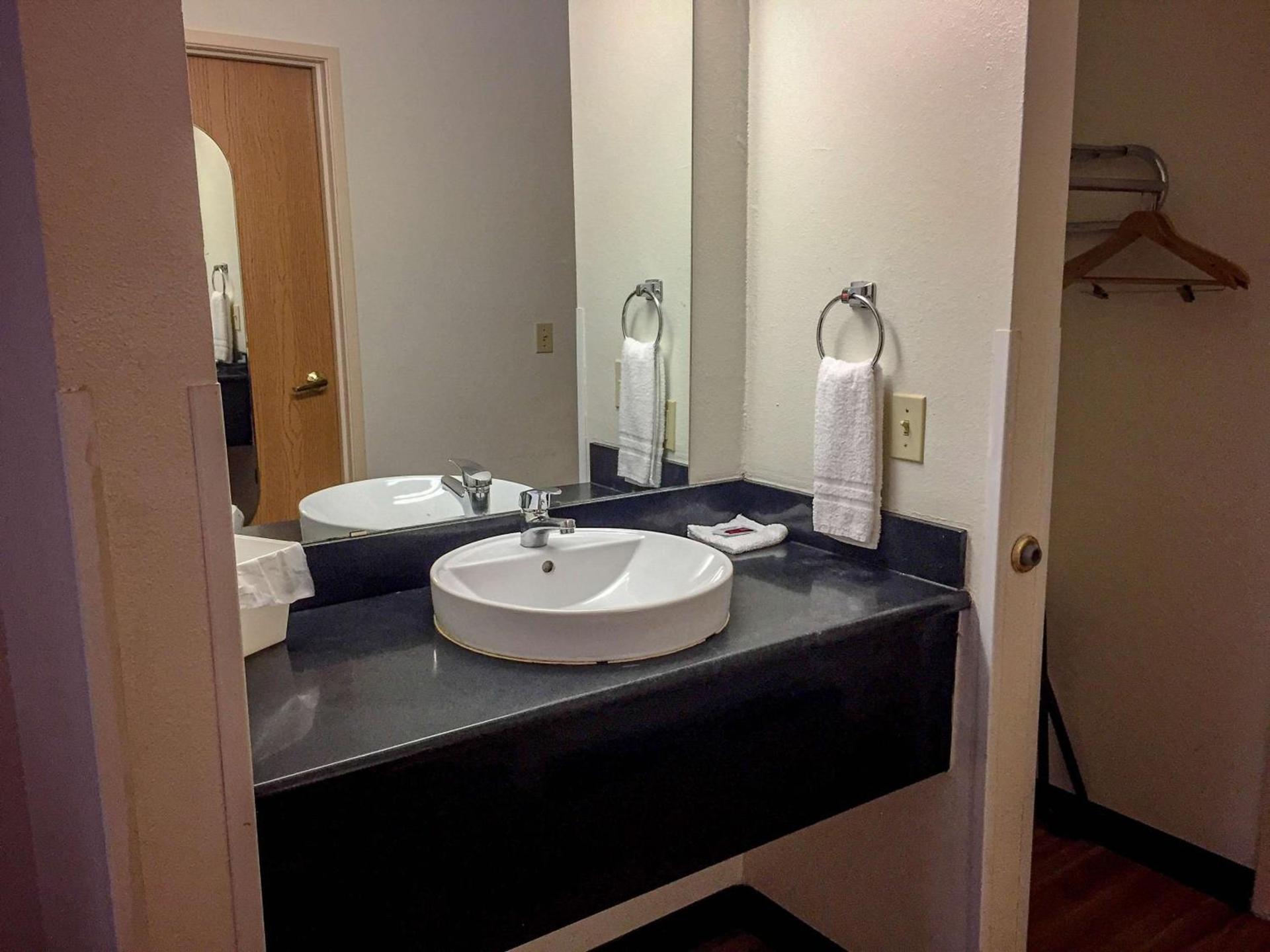 Motel 6-Woodway, TX photo 13