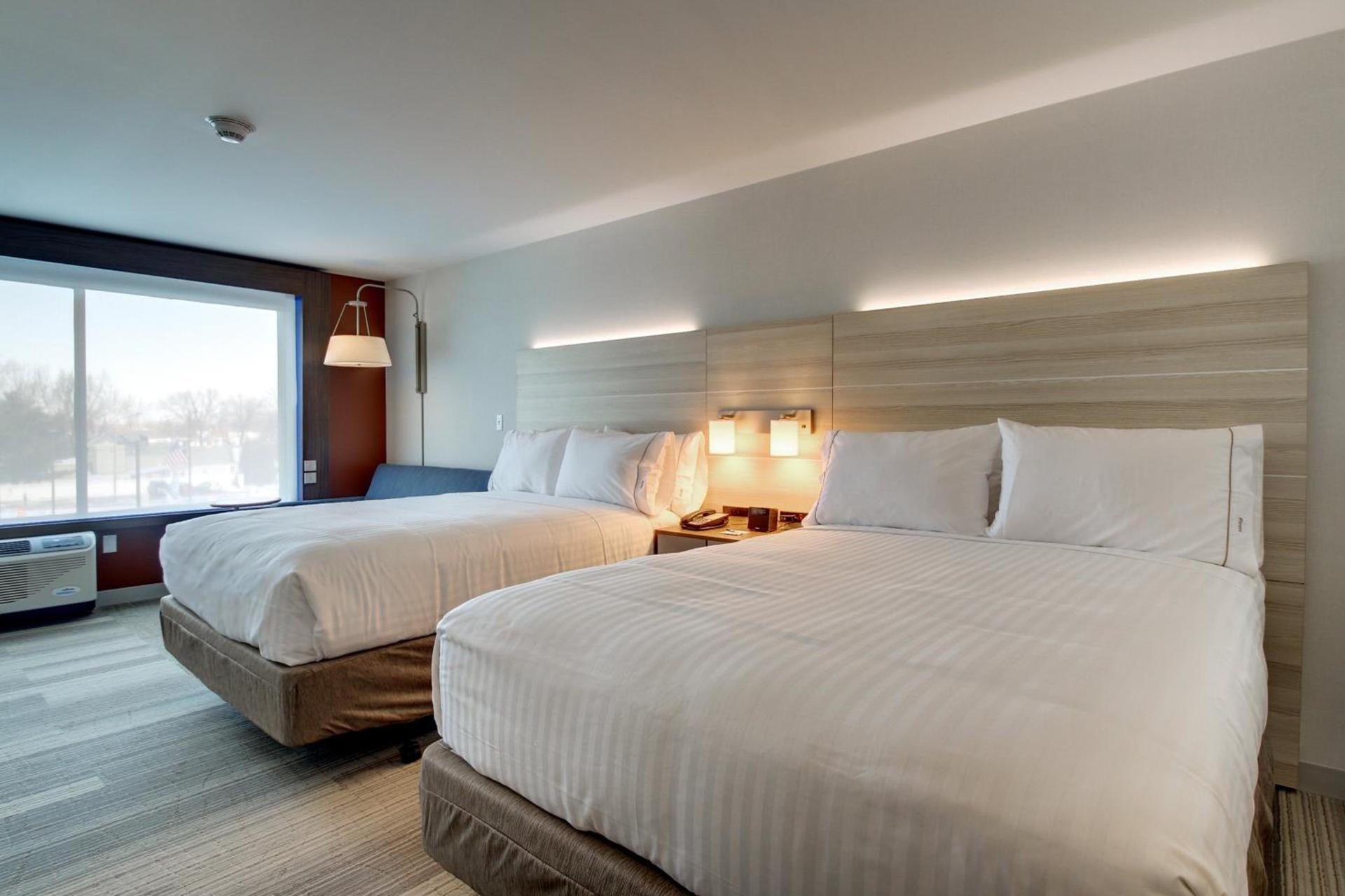 Holiday Inn Express & Suites Galesburg by IHG photo 65