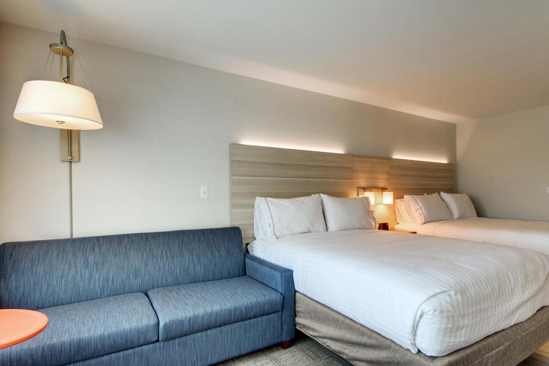 Holiday Inn Express & Suites Galesburg by IHG photo 70