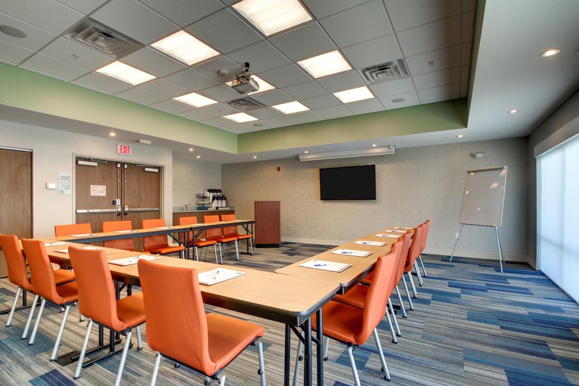 Holiday Inn Express & Suites Galesburg by IHG photo 16