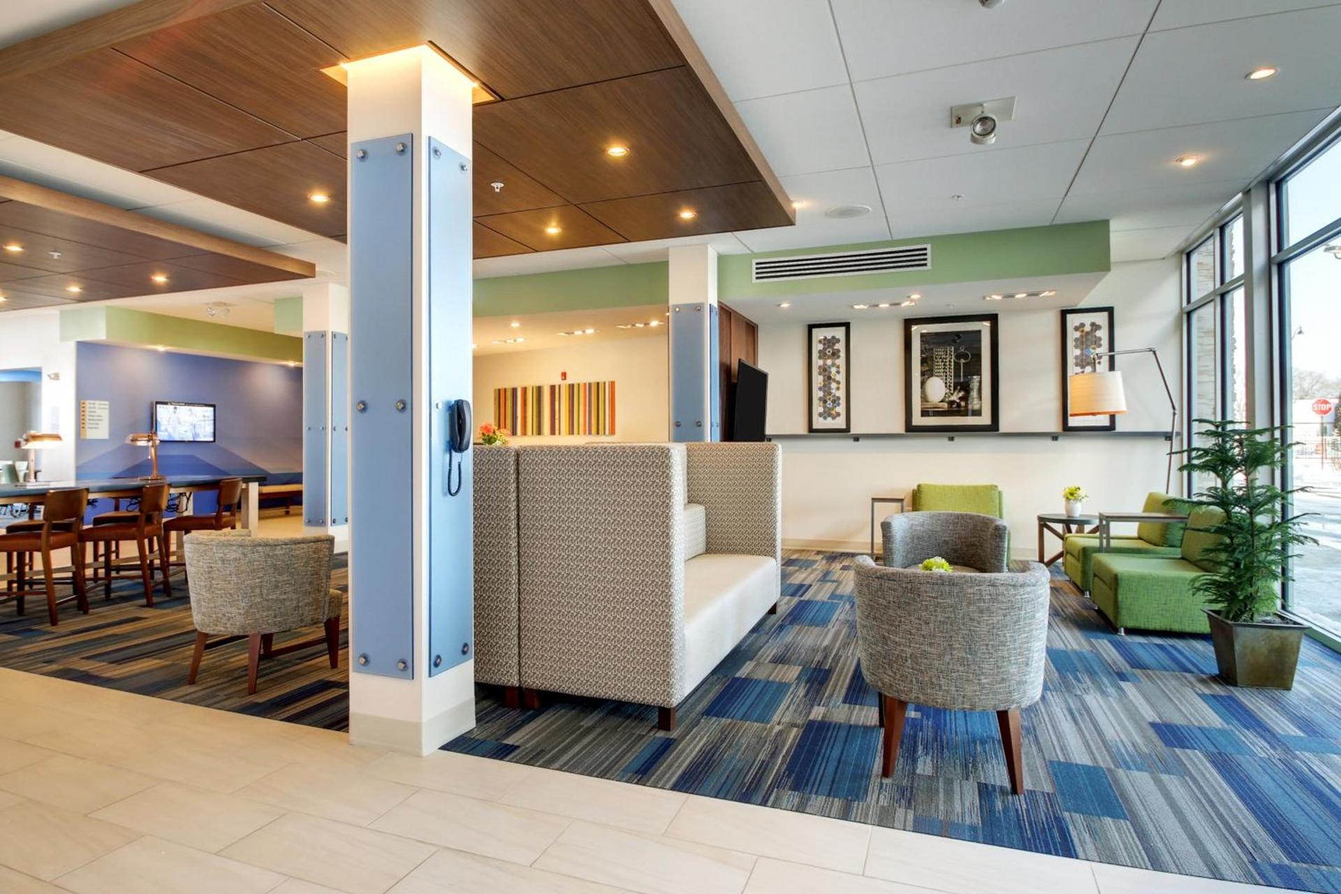 Holiday Inn Express & Suites Galesburg by IHG photo 28