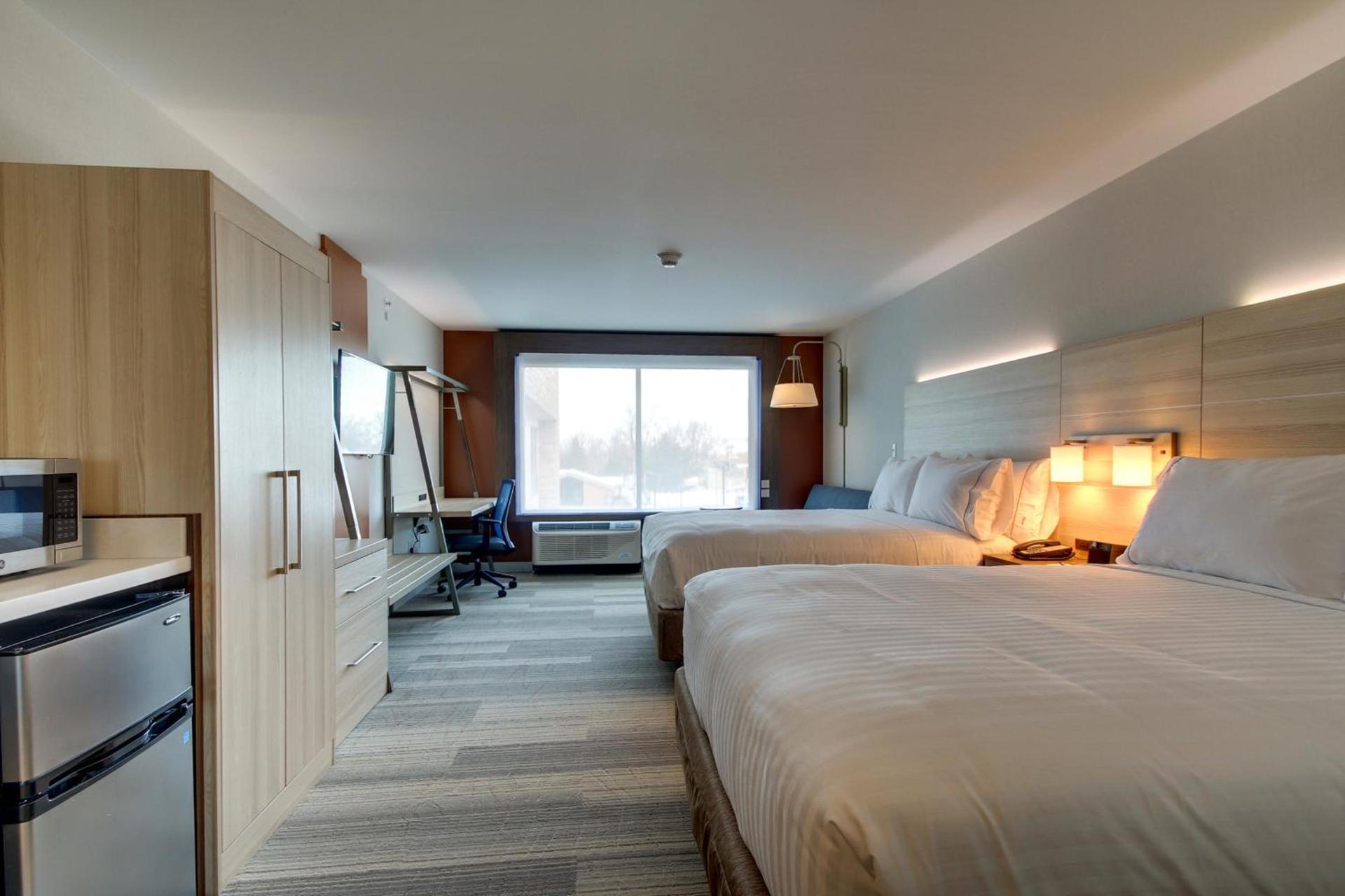 Holiday Inn Express & Suites Galesburg by IHG photo 59